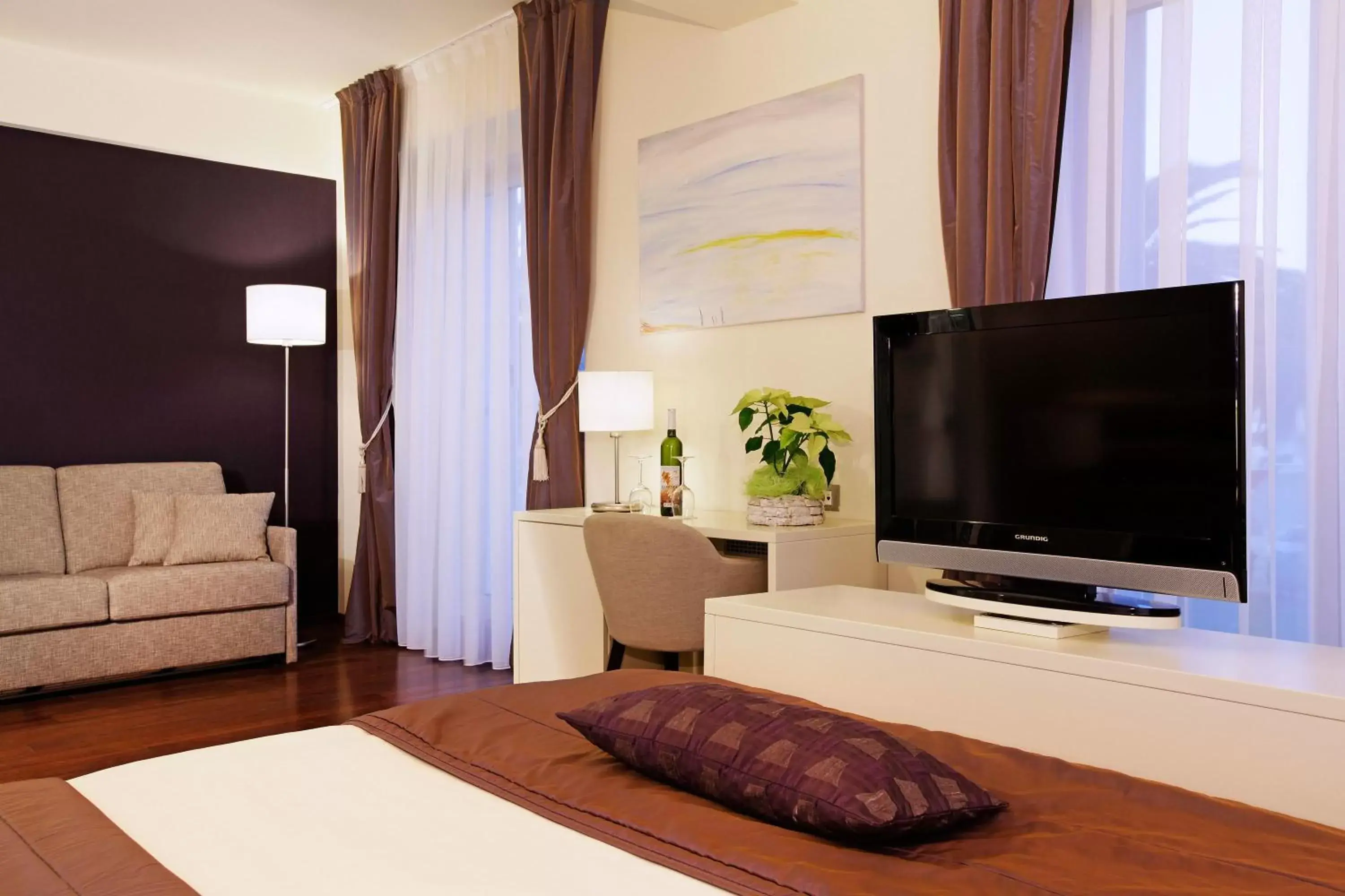 TV and multimedia, TV/Entertainment Center in Hotel Korkyra