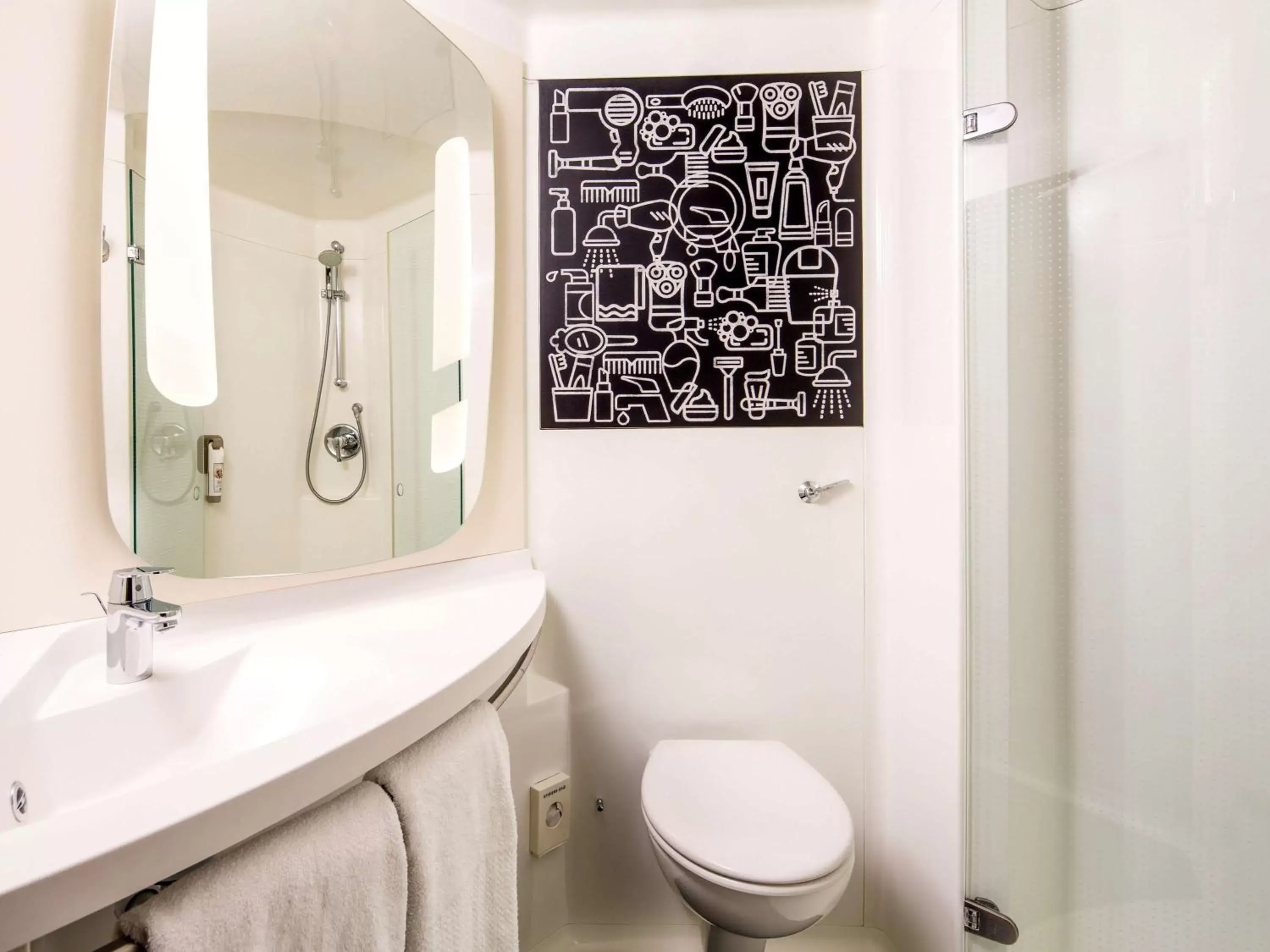 Photo of the whole room, Bathroom in ibis London Elstree Borehamwood