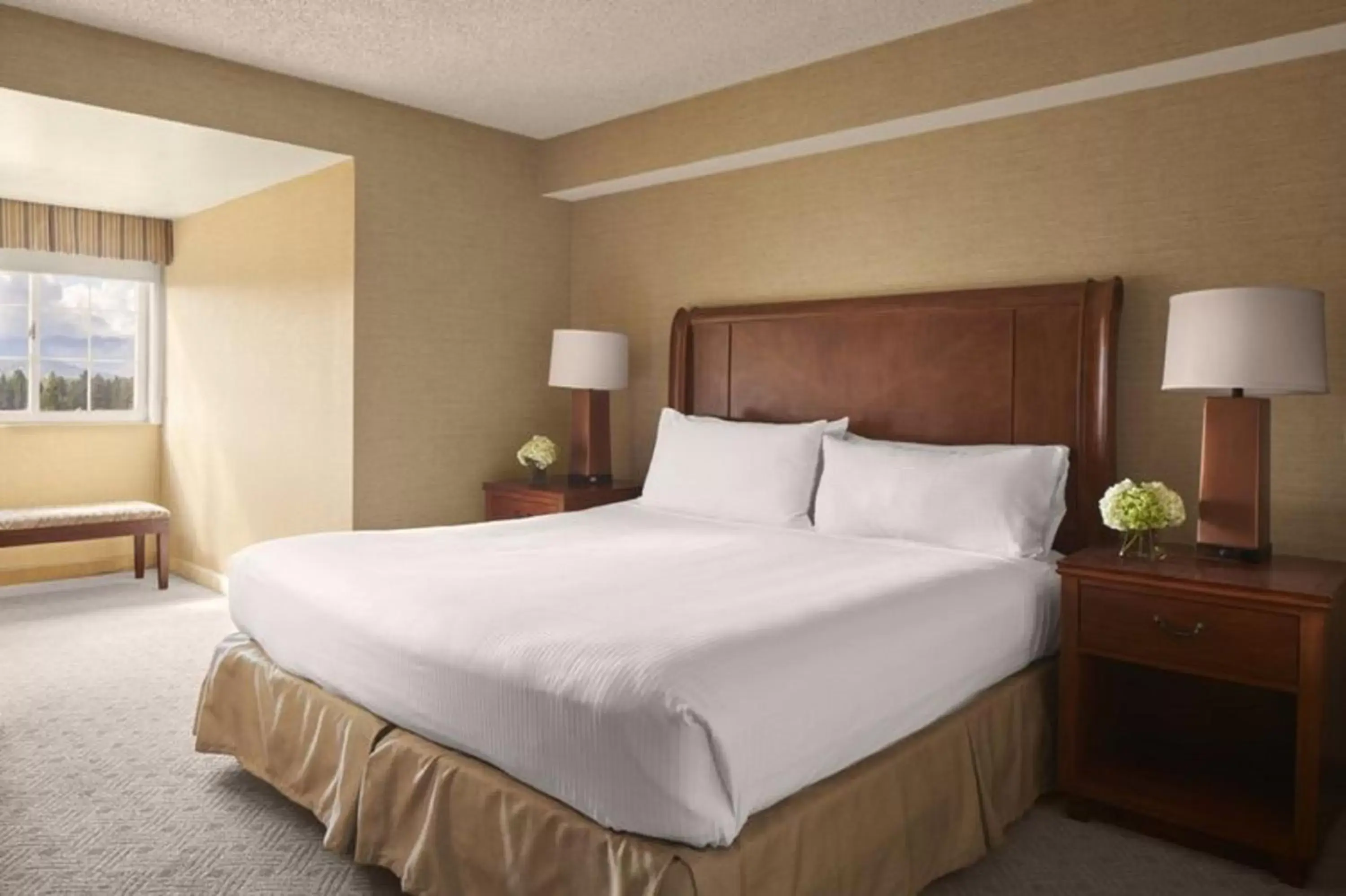 Bedroom, Bed in Lake Tahoe Resort Hotel
