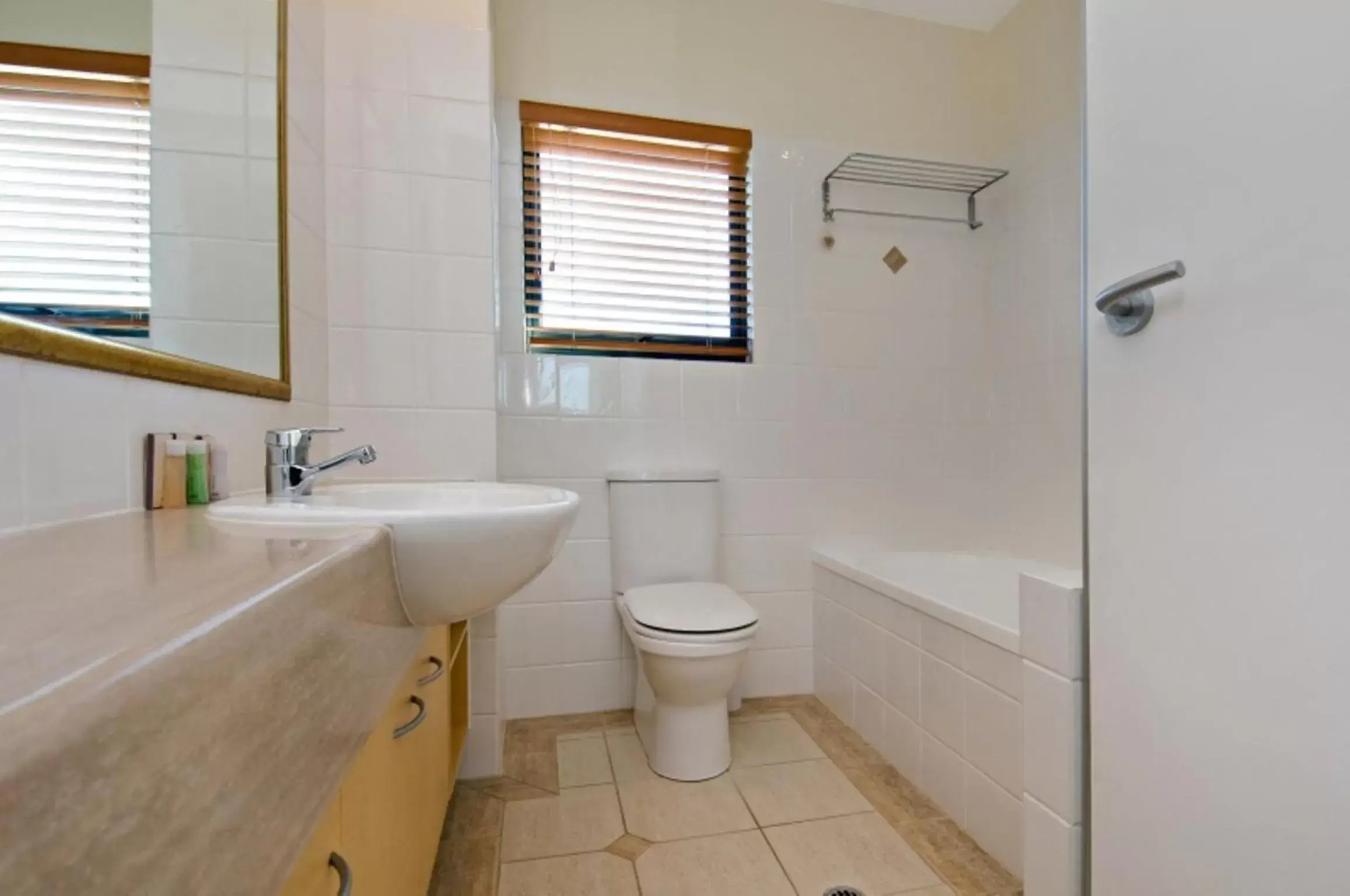 Two-Bedroom Apartment with Park View Deluxe in Santorini Twin Waters Two-Bedroom Apartment with Park View Deluxe in Santorini Twin Waters