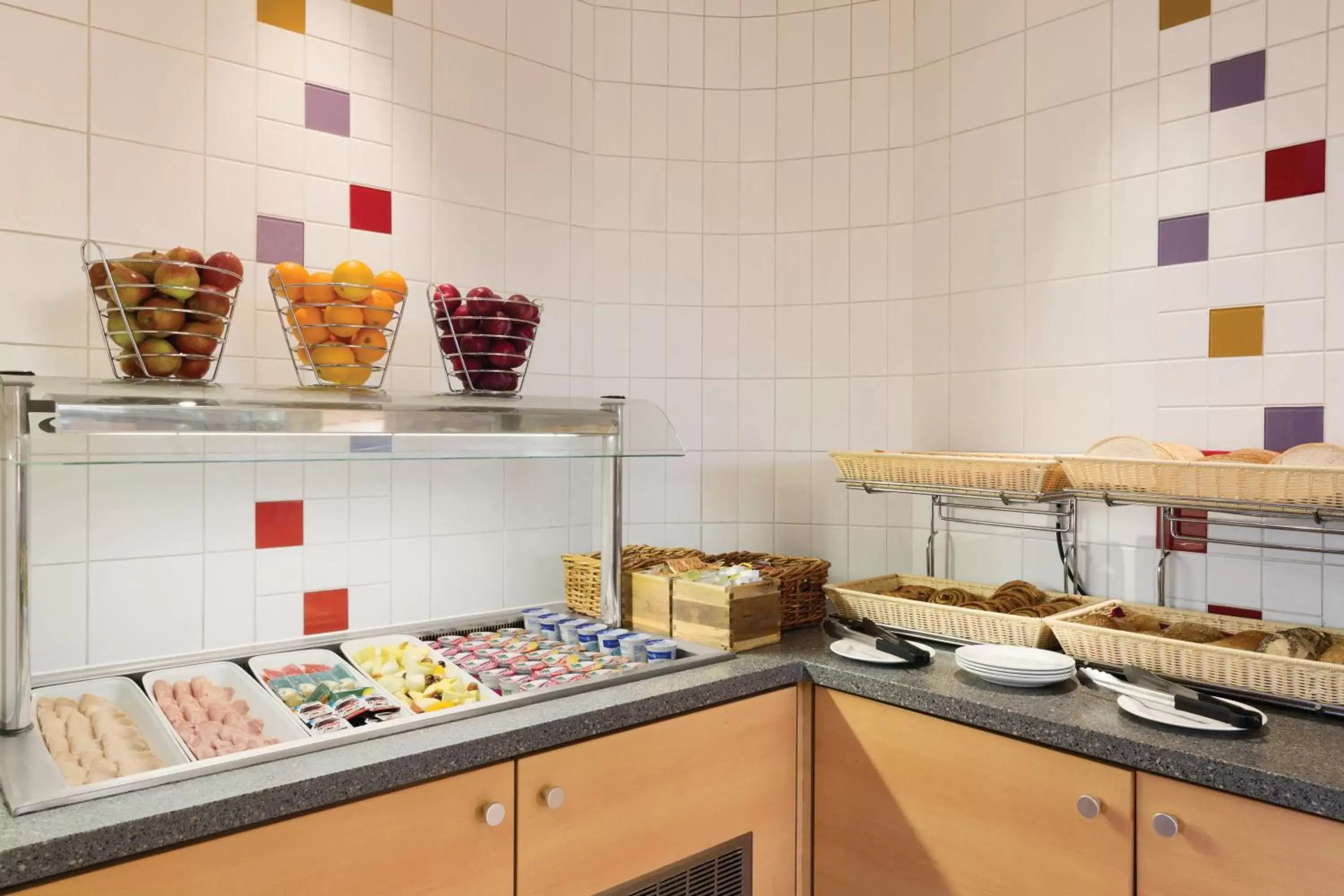 Buffet breakfast, Kitchen/Kitchenette in Ramada London North