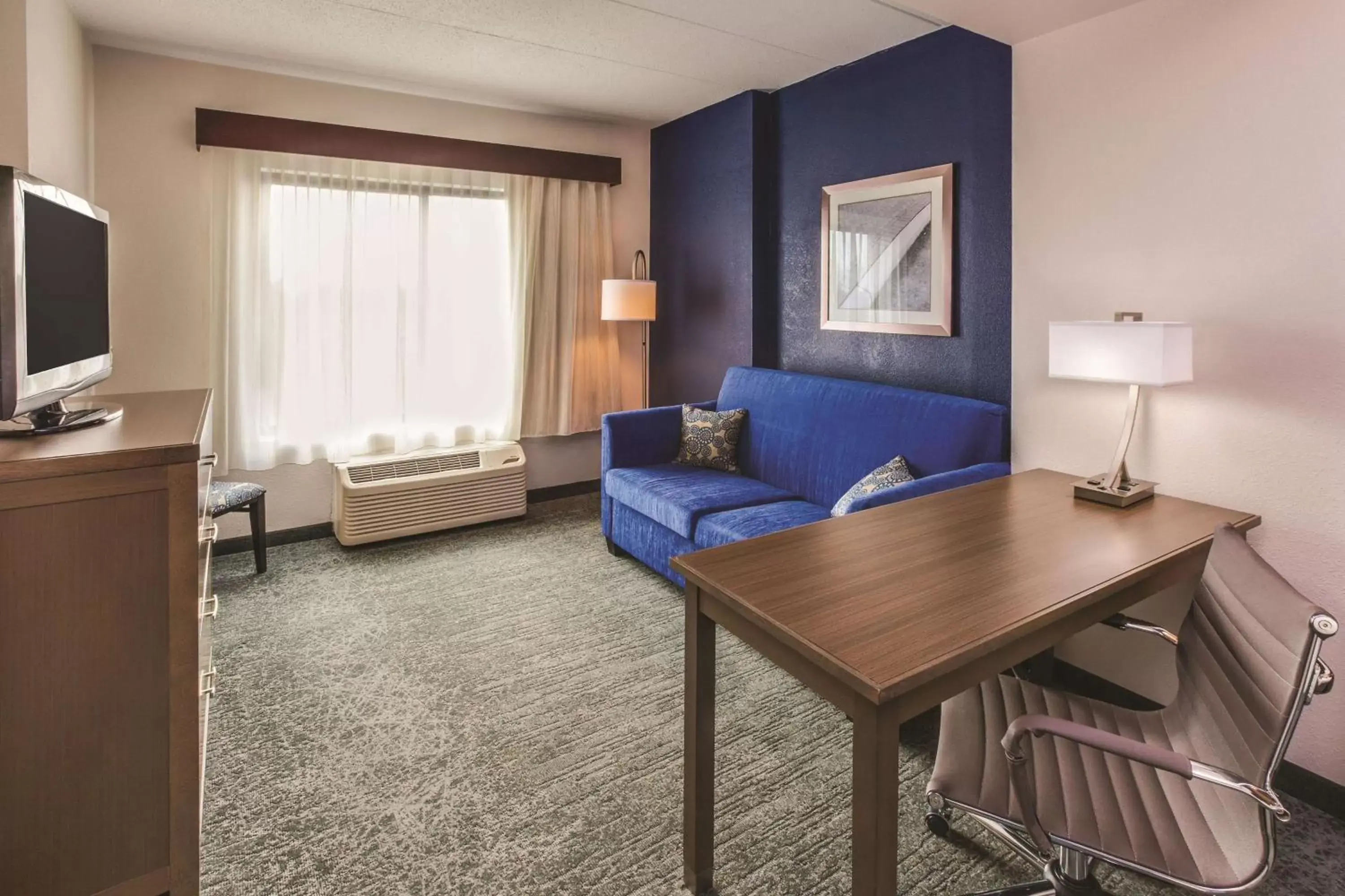 Photo of the whole room, Seating Area in La Quinta by Wyndham Philadelphia Airport