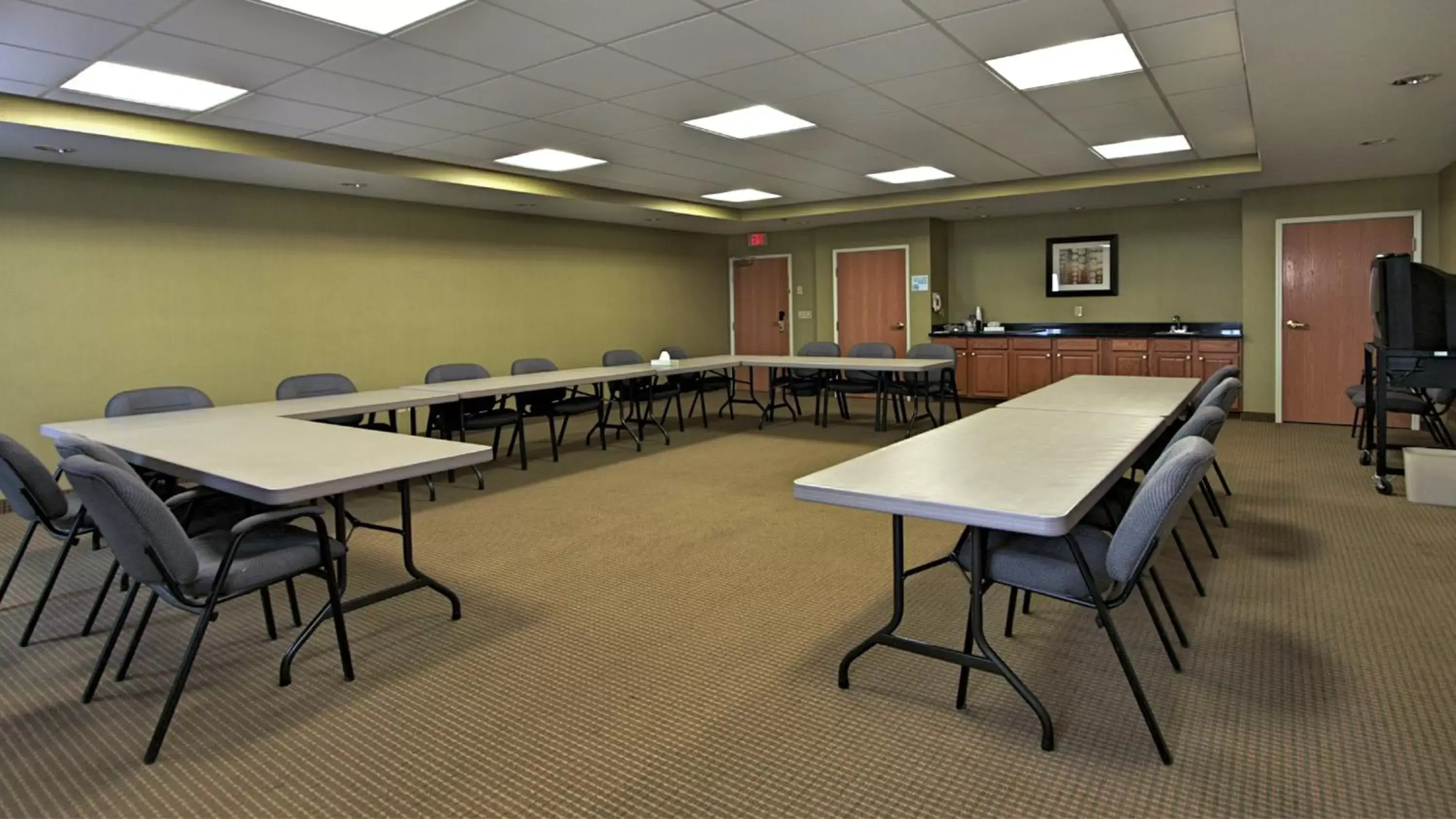 Meeting/conference room in Holiday Inn Express Hotel & Suites Defiance, an IHG Hotel