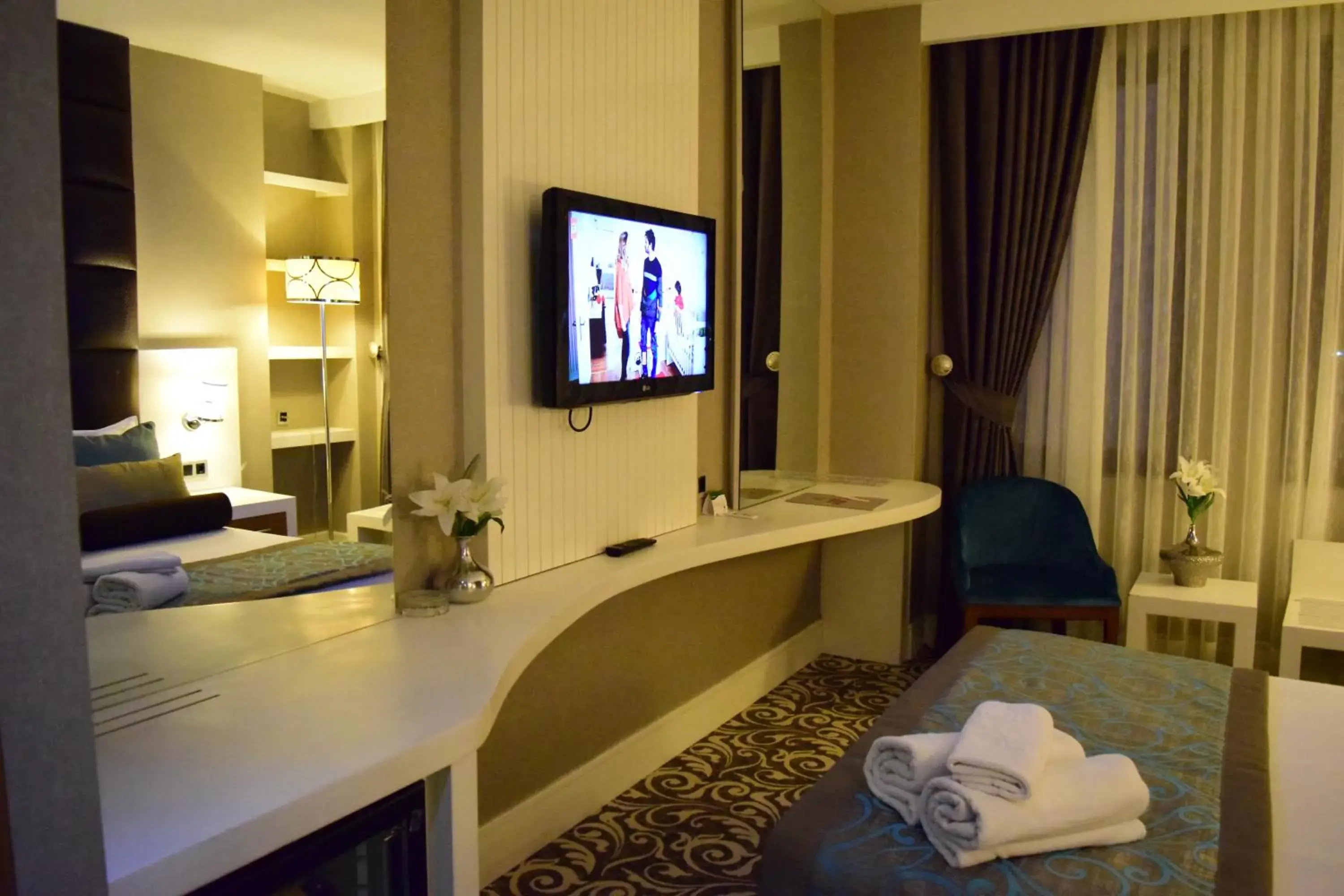 Toilet, TV/Entertainment Center in Taksim Line Hotel