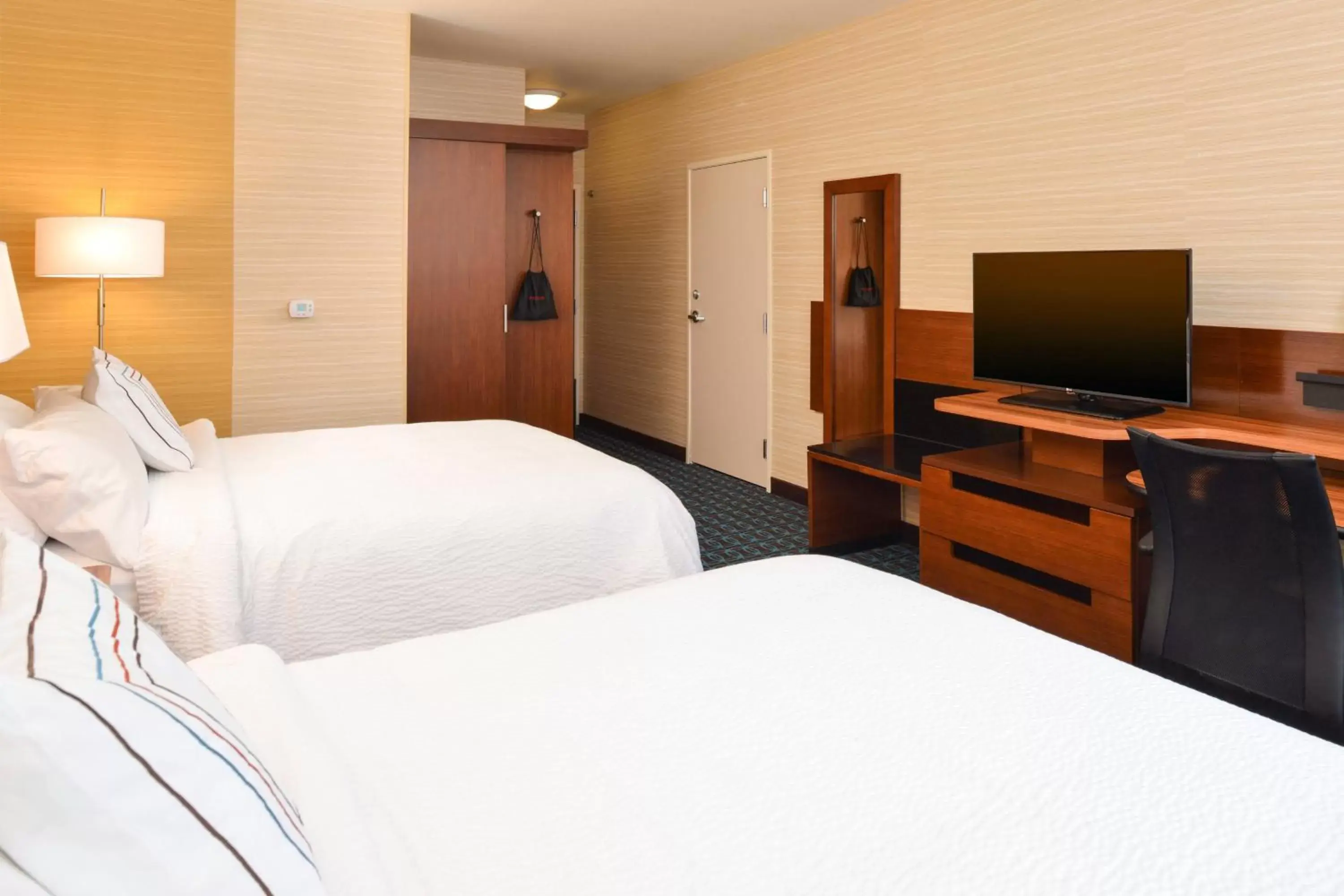 Photo of the whole room, Bed in Fairfield Inn & Suites by Marriott Santa Cruz