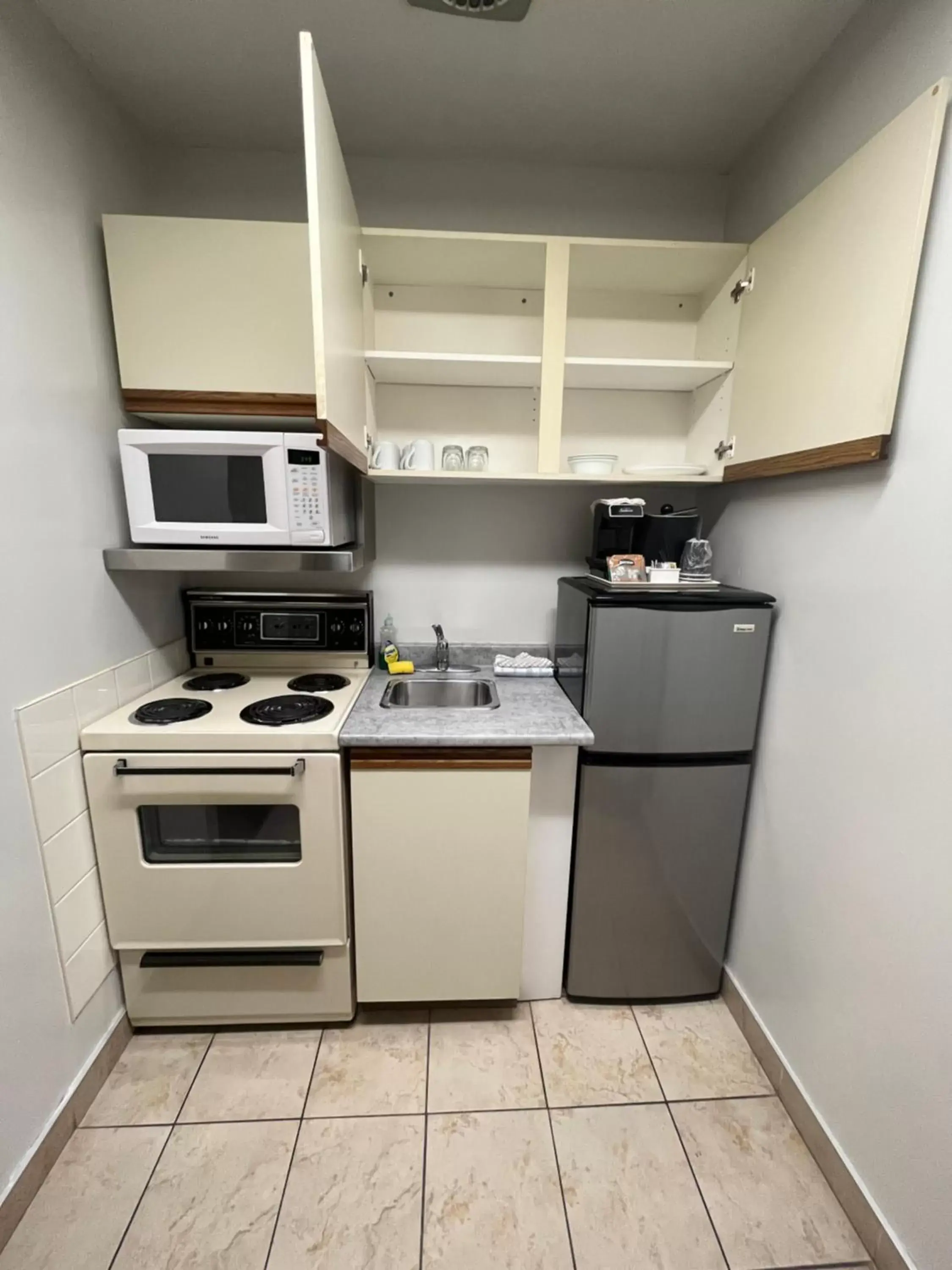 Kitchen or kitchenette, Kitchen/Kitchenette in Super 8 by Wyndham Macleod Trail Calgary