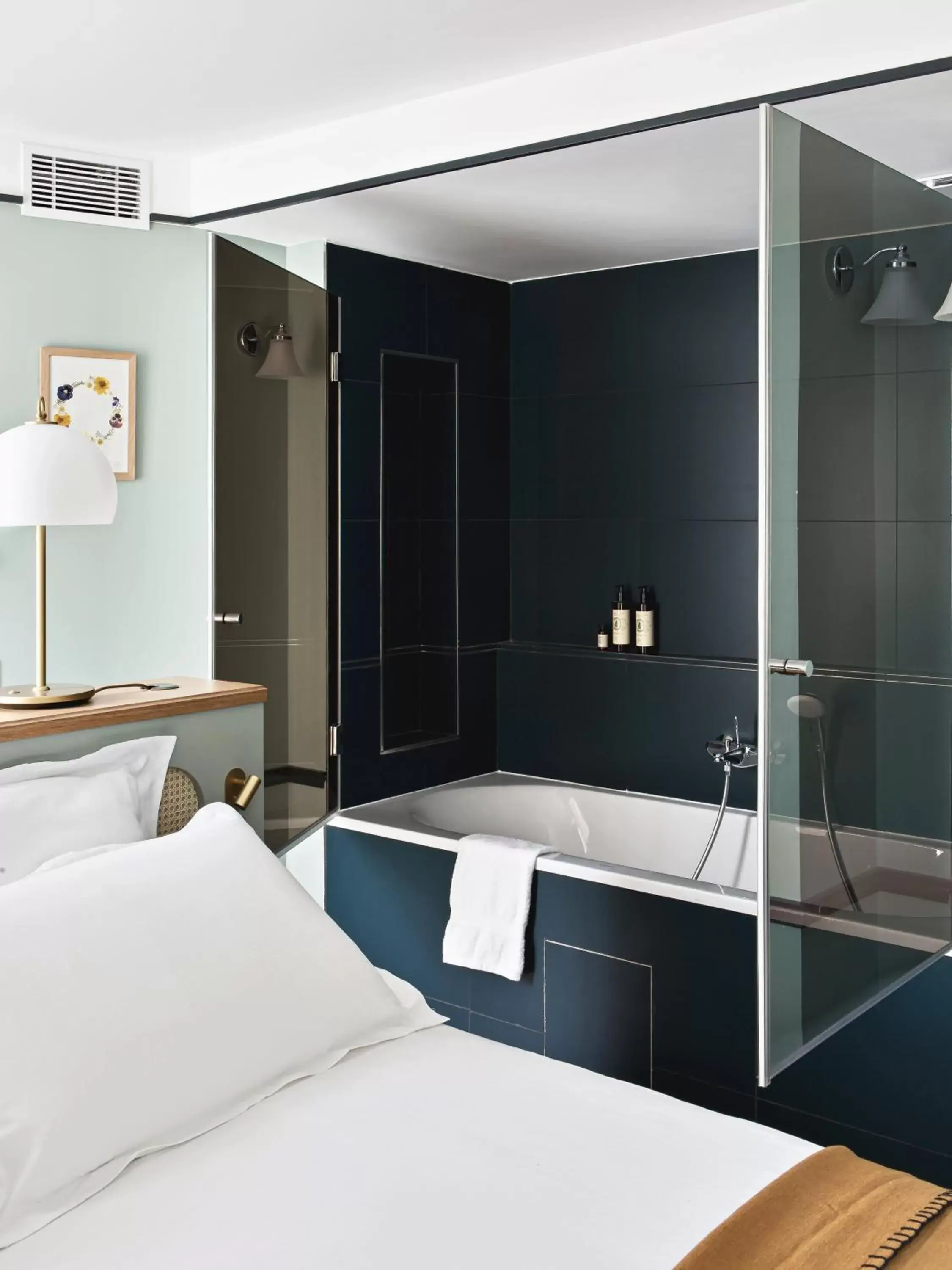Bathroom, Bed in Hôtel Botaniste