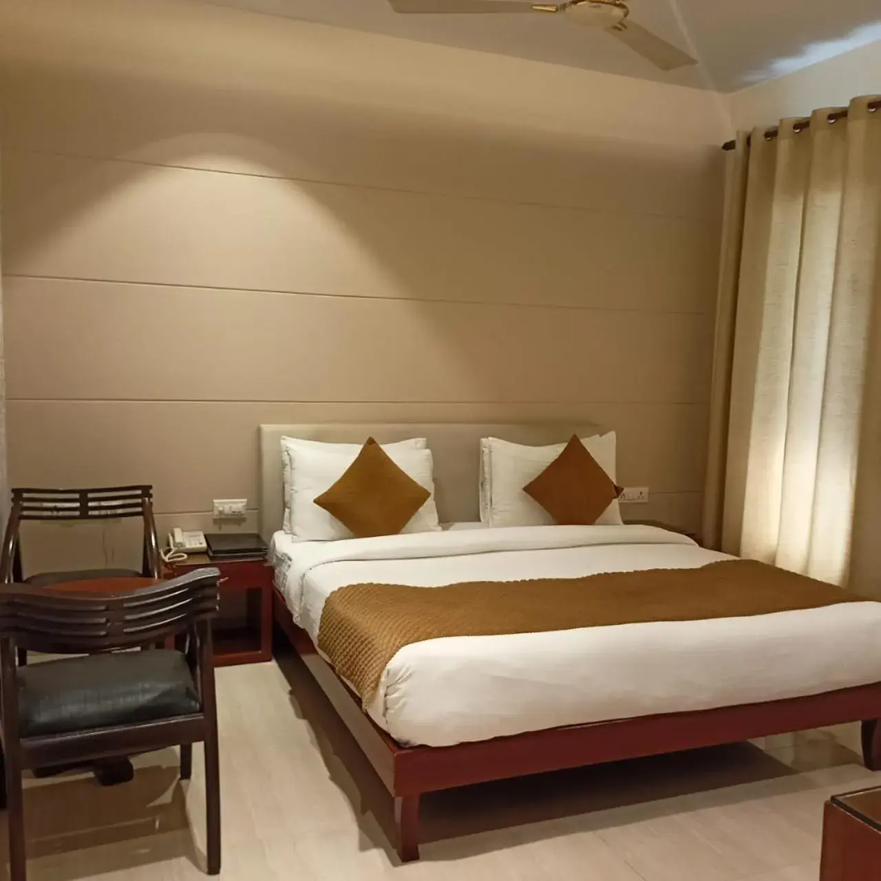 Bedroom, Bed in Cosy Grand, Near Chanakyapuri, Embassy Area