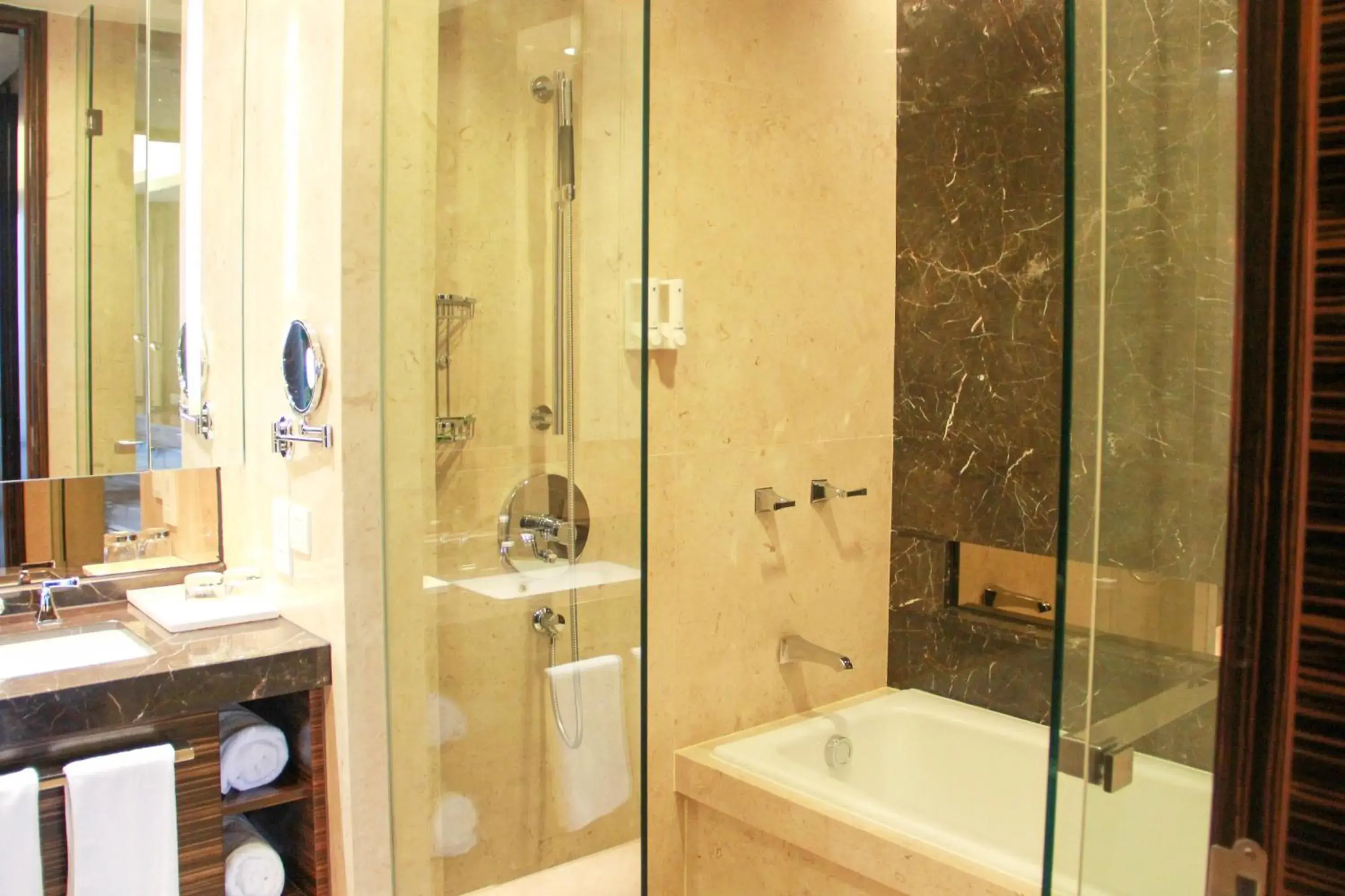 Bathroom in Guangzhou Xing Yi International Apartment - Poly World Branch