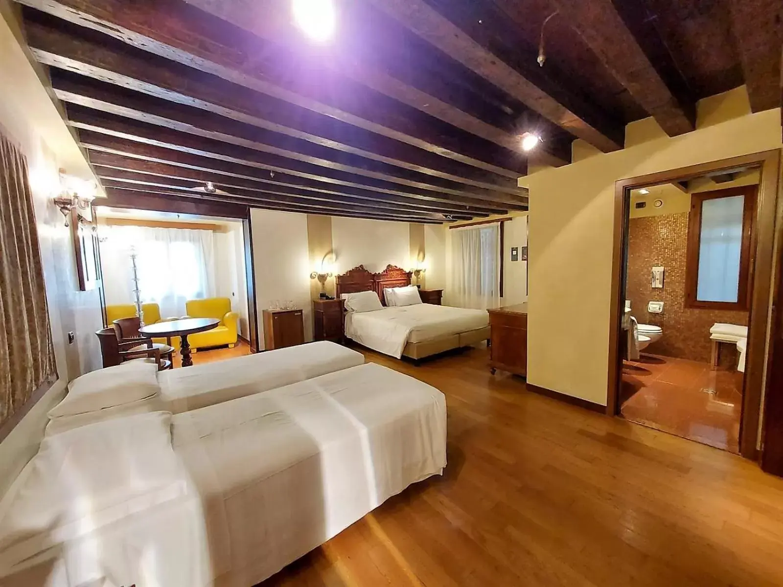 Bedroom, Bed in Hotel Saturnia & International
