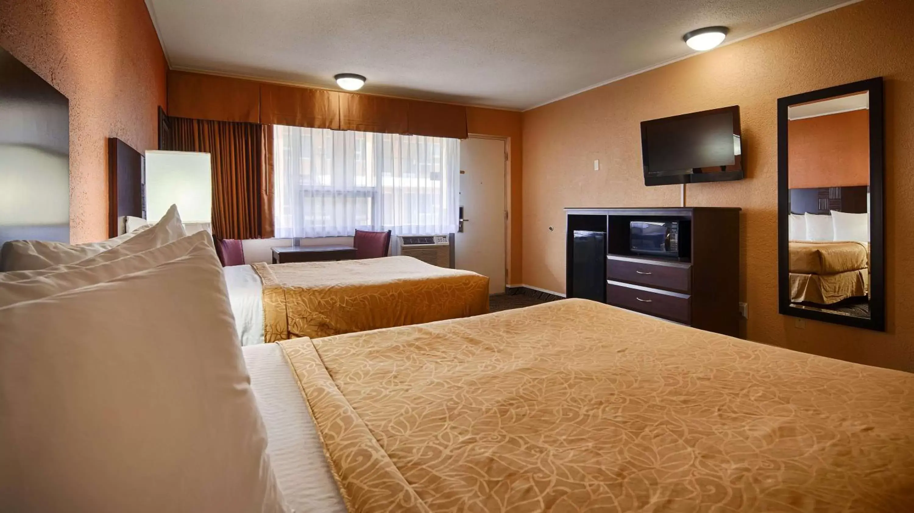 Photo of the whole room, TV/Entertainment Center in Best Western Red Carpet Inn Hereford