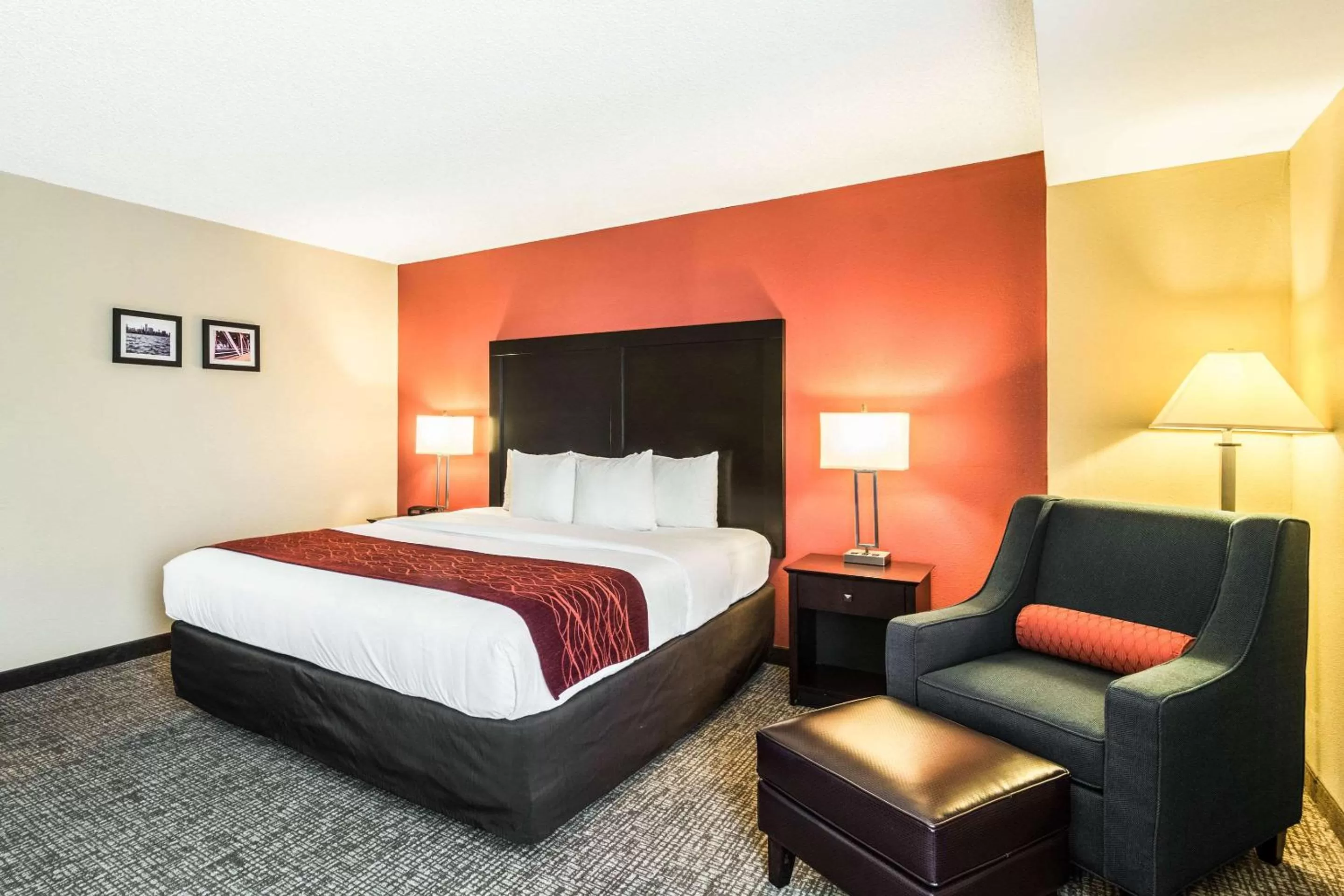 Photo of the whole room, Bed in Comfort Inn Convention Center-Chicago O’hare Airport