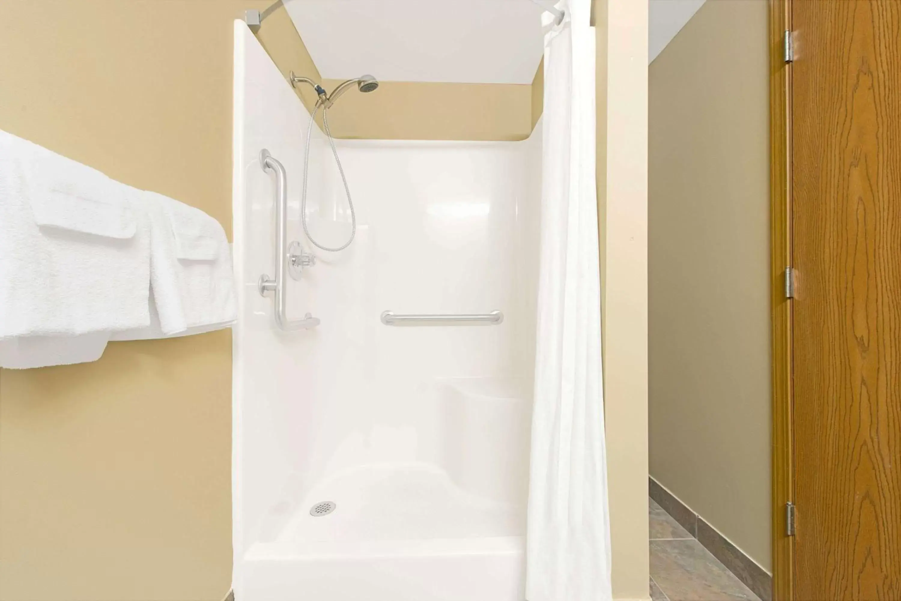 King Room - Disability Access/Non-Smoking in Super 8 by Wyndham St. Clair MO King Room - Disability Access/Non-Smoking in Super 8 by Wyndham St. Clair MO