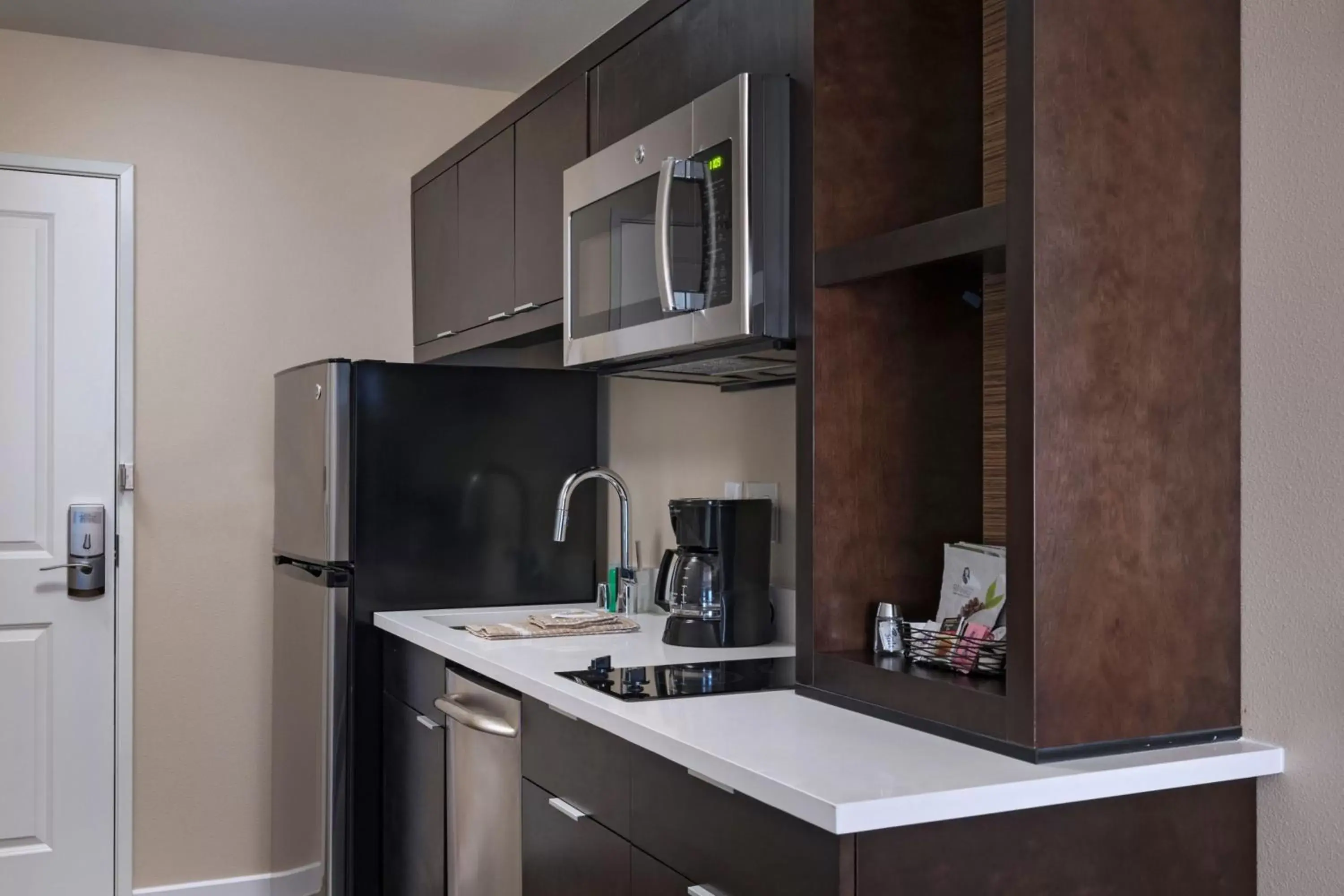 Kitchen or kitchenette, Kitchen/Kitchenette in TownePlace Suites by Marriott Tacoma Lakewood