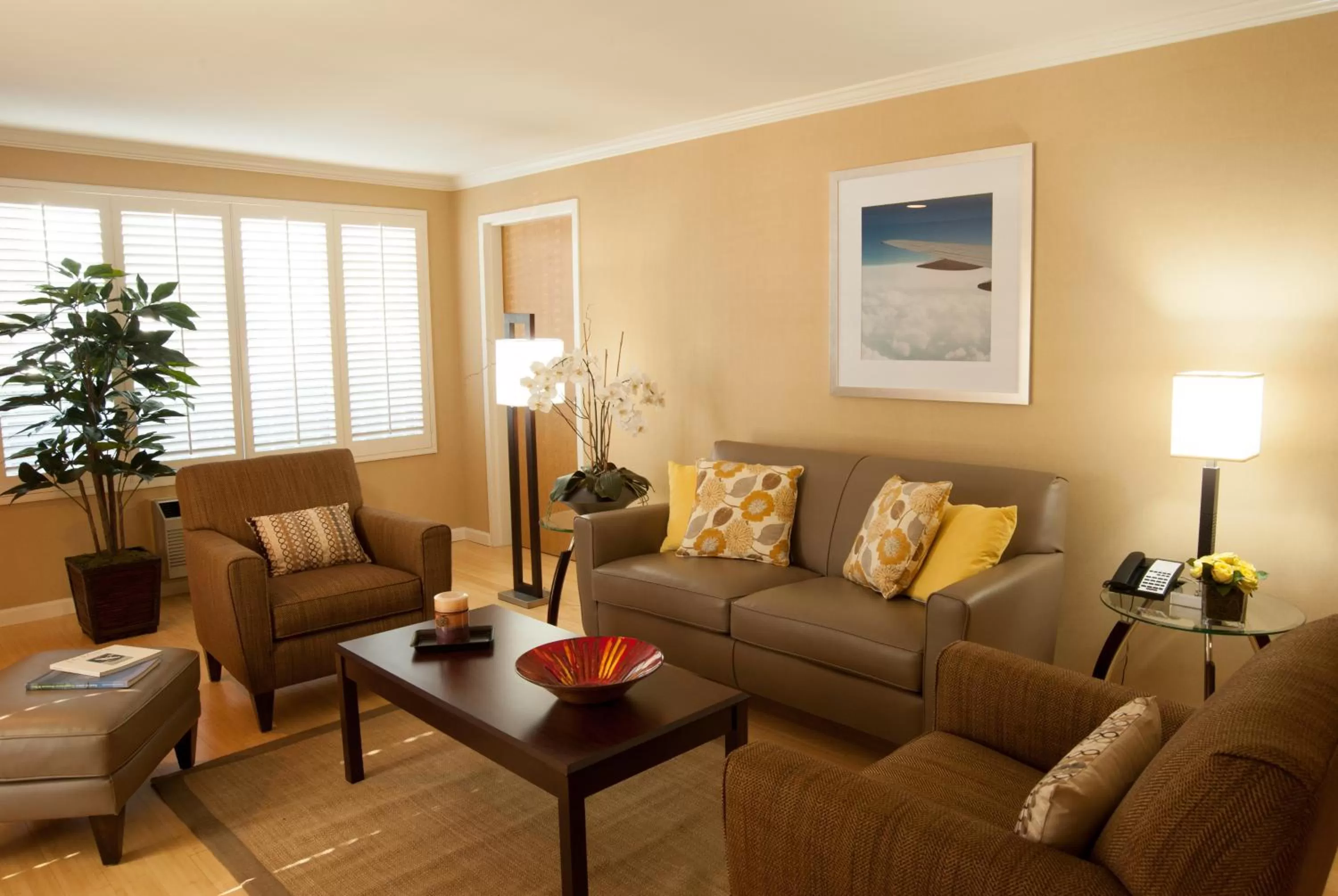 Seating area in Airtel Plaza Hotel