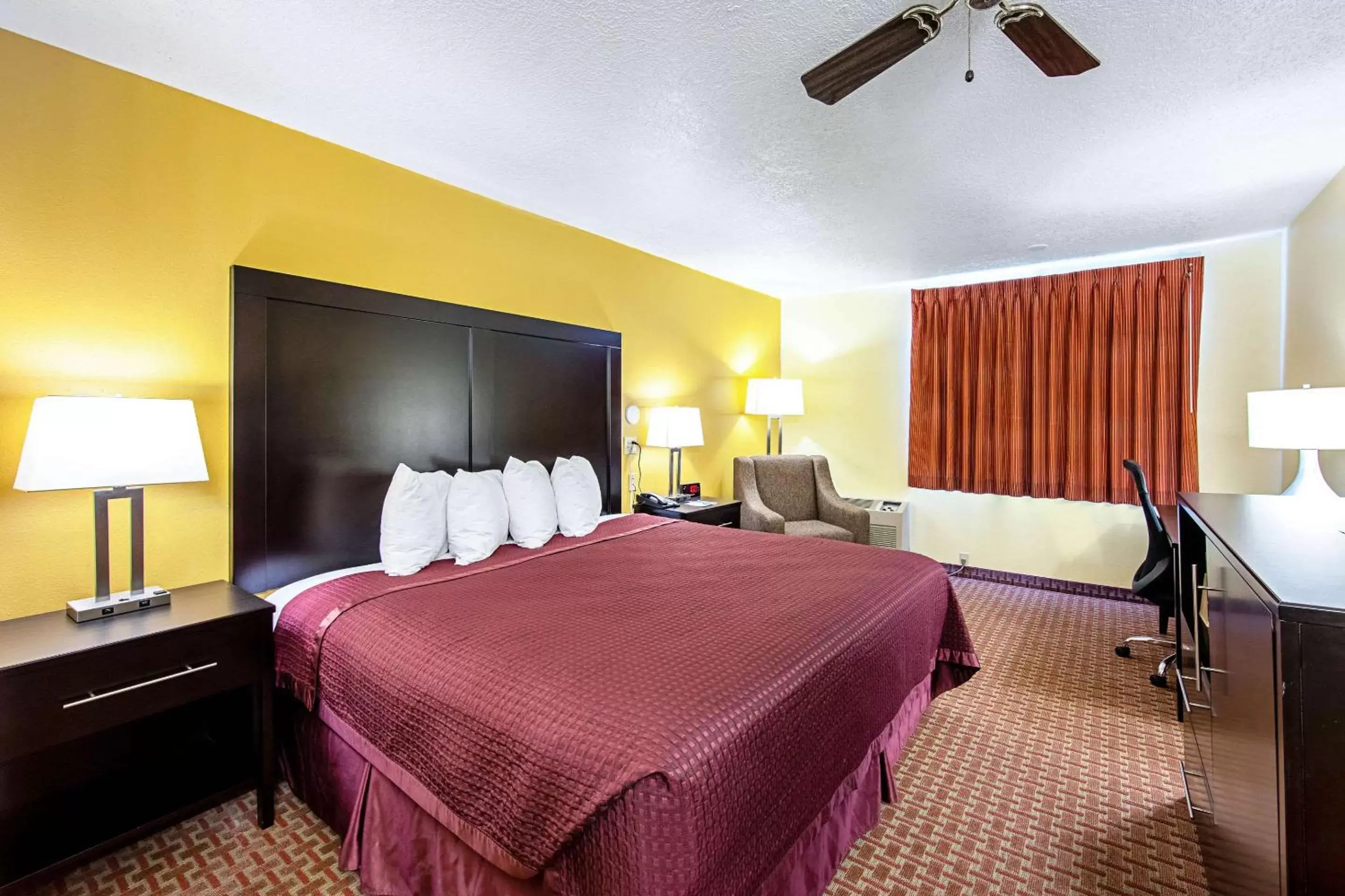 Photo of the whole room, Bed in Rodeway Inn & Suites Monticello