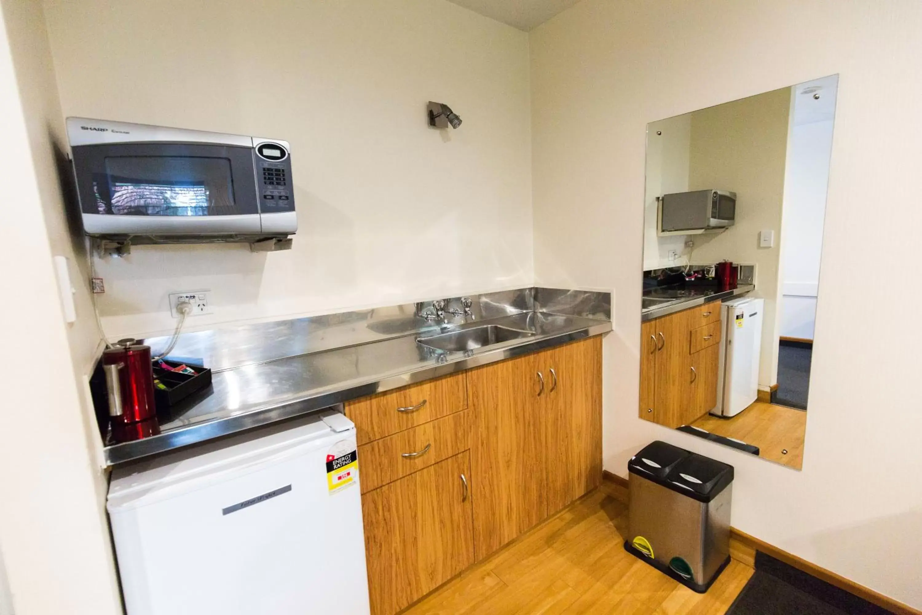 Coffee/tea facilities, Kitchen/Kitchenette in Airport Gateway Motor Lodge