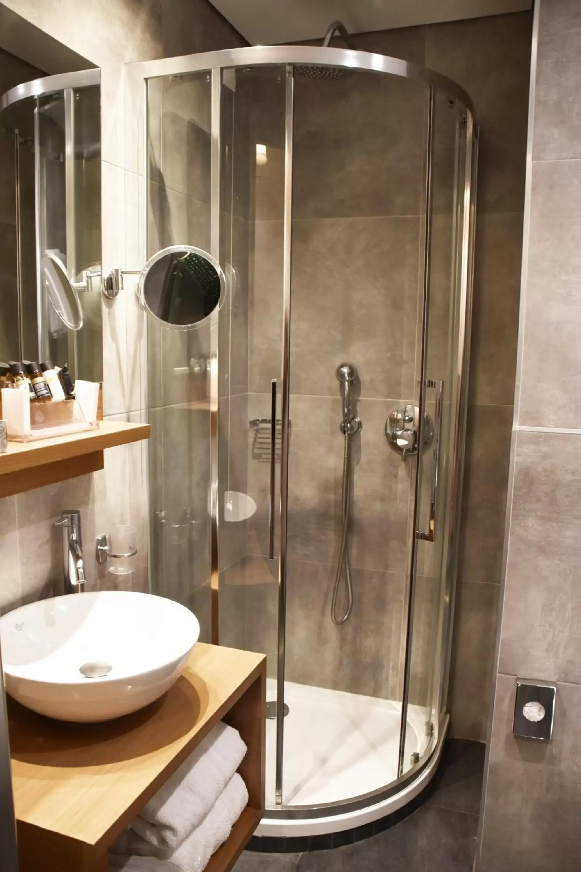 Shower, Bathroom in Adrian Hotel