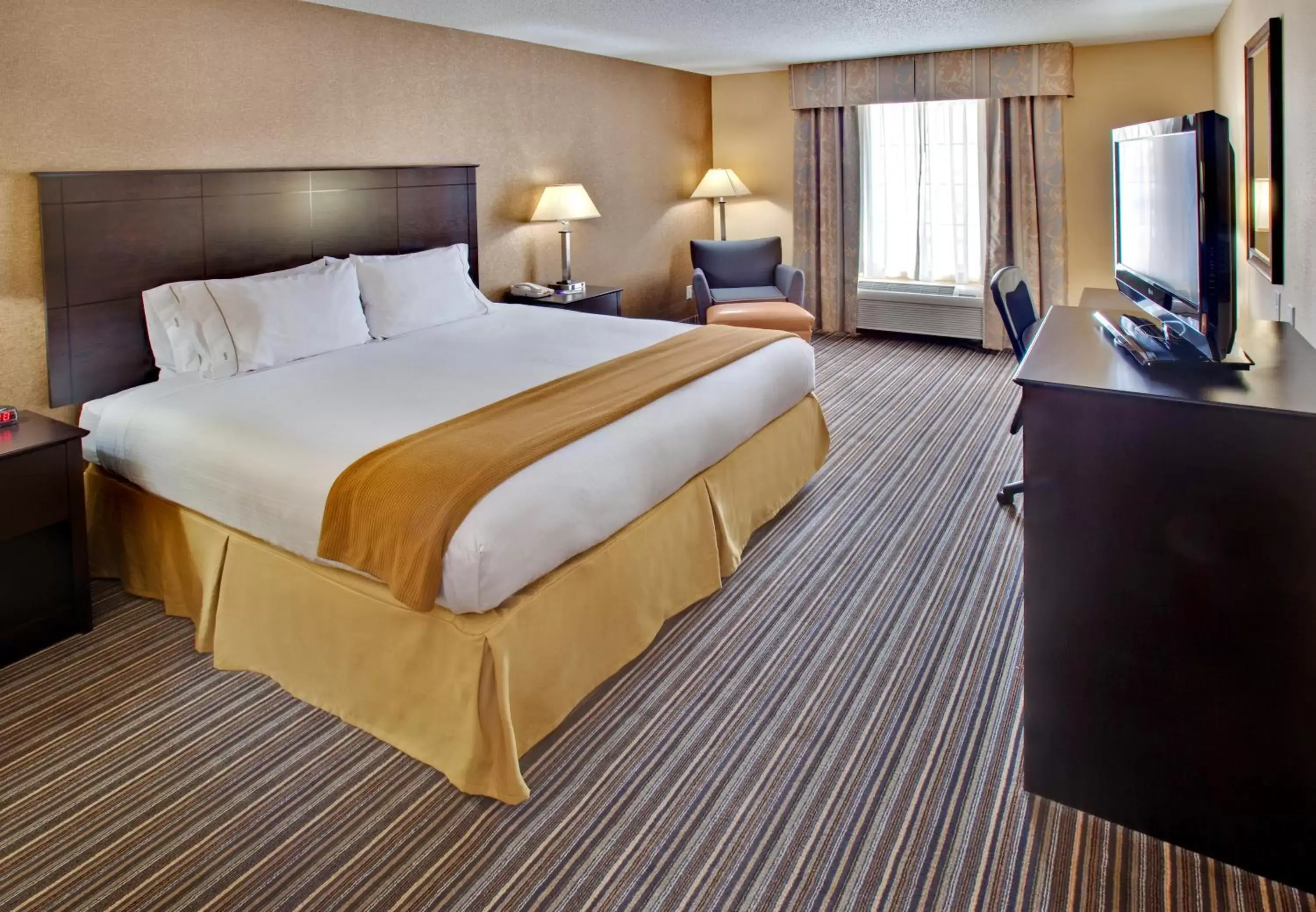 Bedroom, Bed in Holiday Inn Express Hotel & Suites Council Bluffs - Convention Center Area, an IHG Hotel