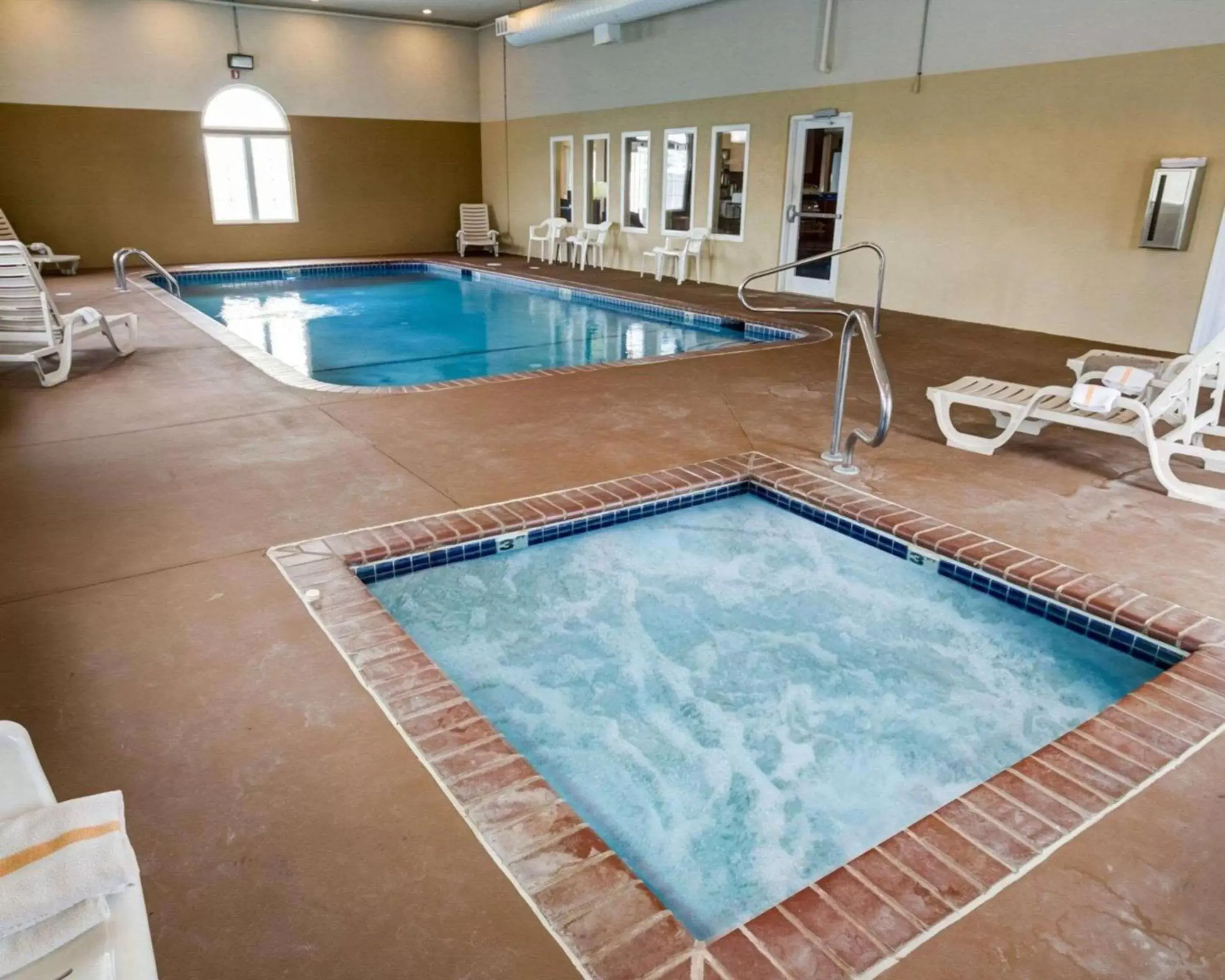 Activities, Swimming Pool in Comfort Inn Kearney - Liberty