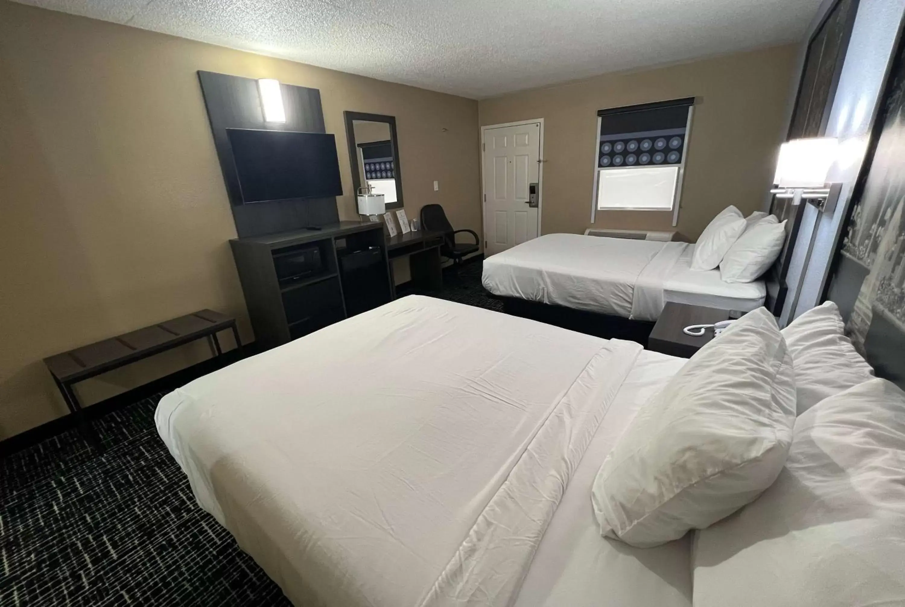 Photo of the whole room, Bed in Super 8 by Wyndham Paducah I-24 Exit 4