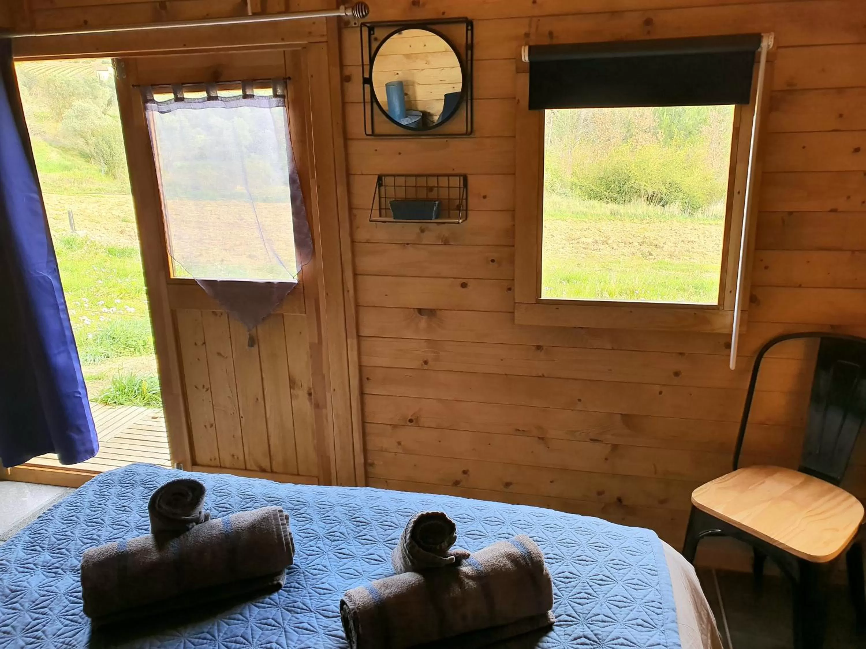 Bed in Bastide Bellugue Maison d'hôtes réseau Bienvenue à La Ferme à 3 minutes de Lourmarin