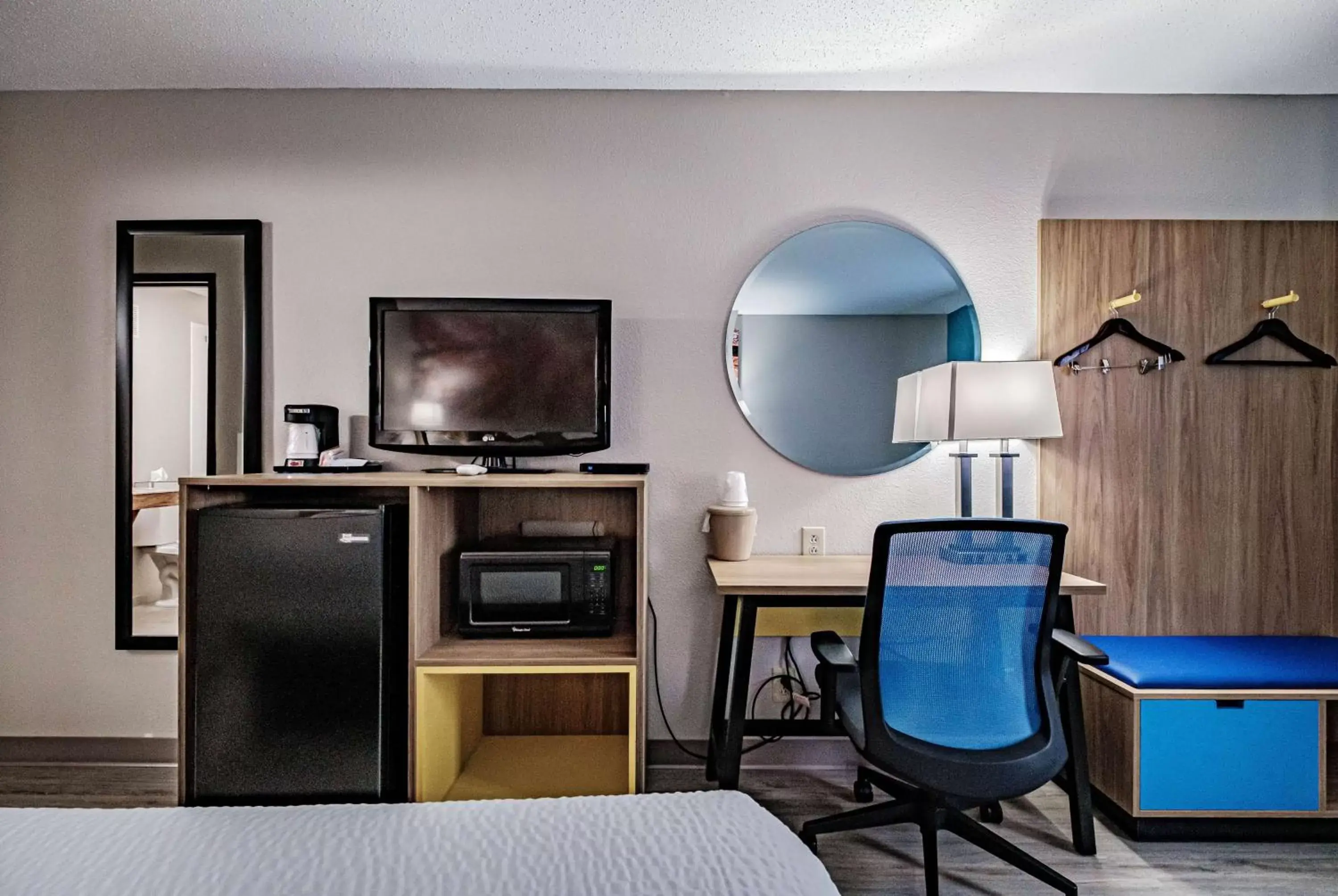 Photo of the whole room, TV/Entertainment Center in Days Inn by Wyndham Brunswick Bath Area