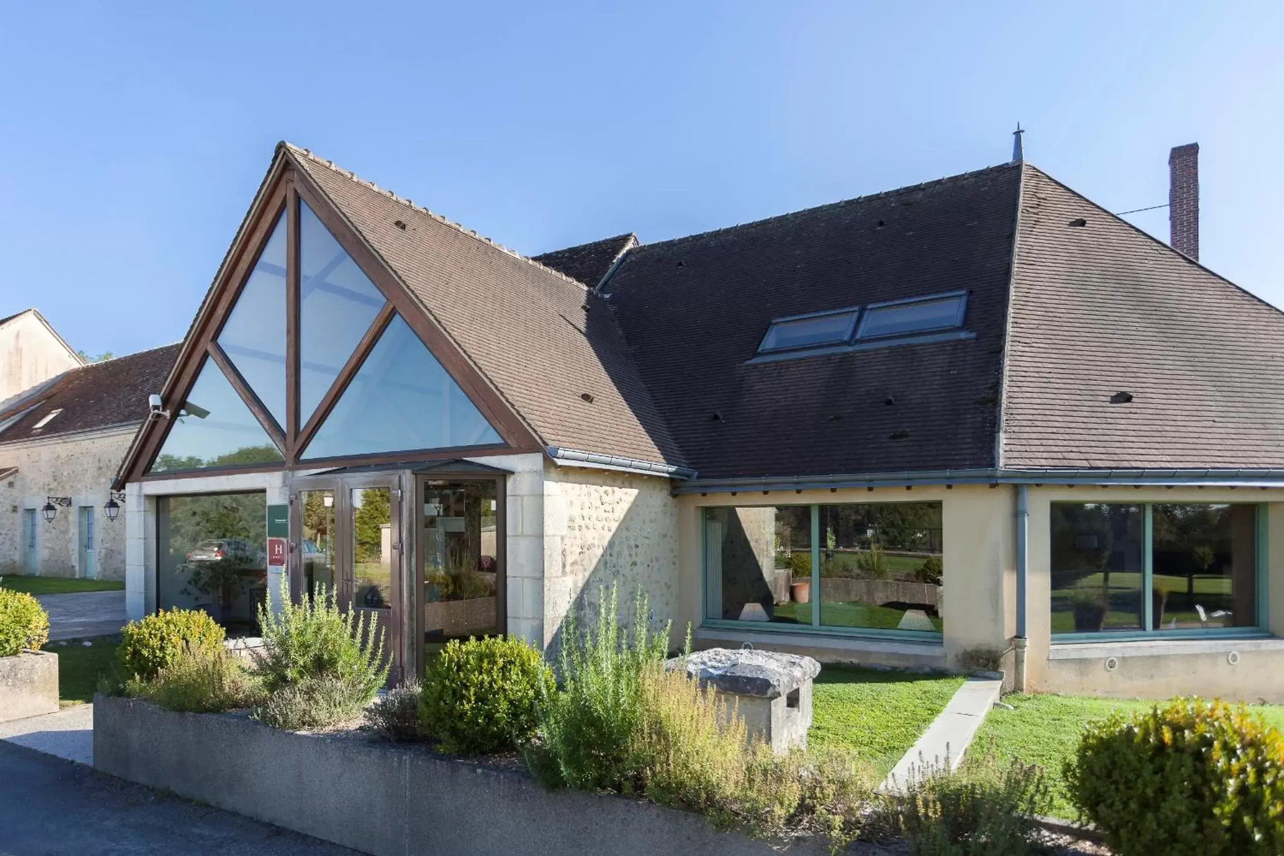 Facade/entrance, Property Building in Hôtel Résidence Normandy Country Club by Popinns