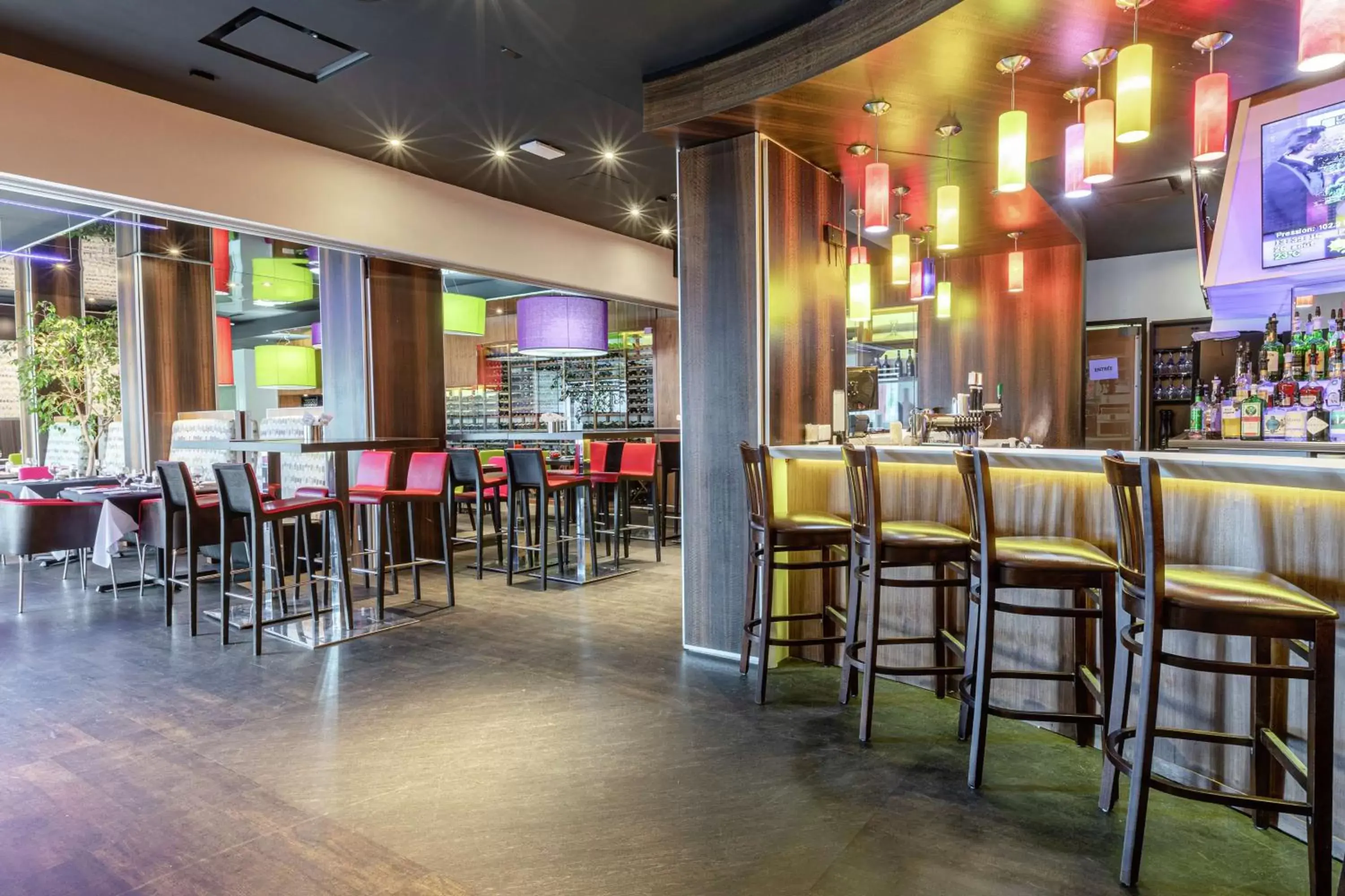 Lounge or bar, Restaurant/Places to Eat in DoubleTree by Hilton Quebec Resort