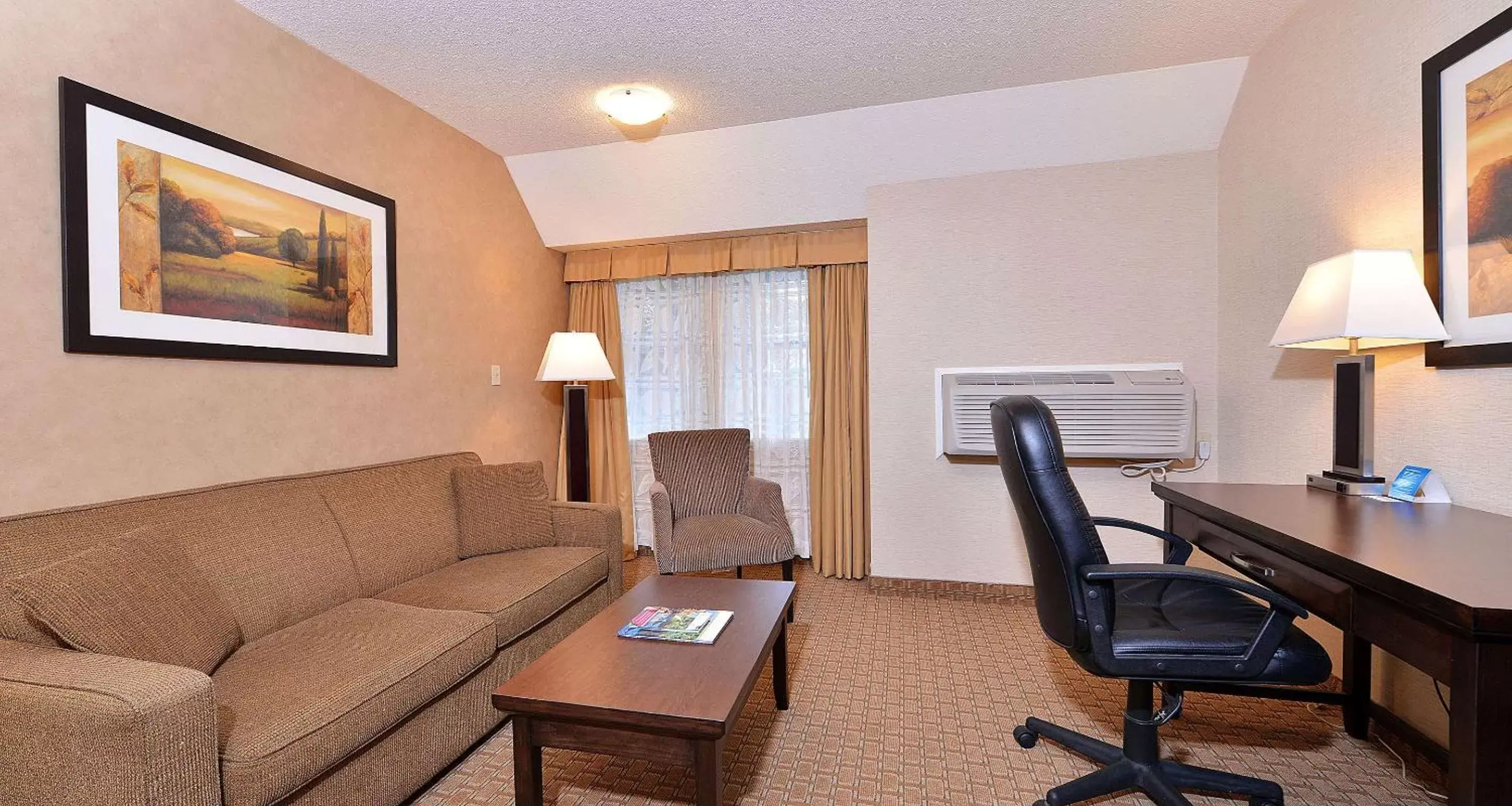 Photo of the whole room, Seating Area in Best Western Plus Emerald Isle Hotel