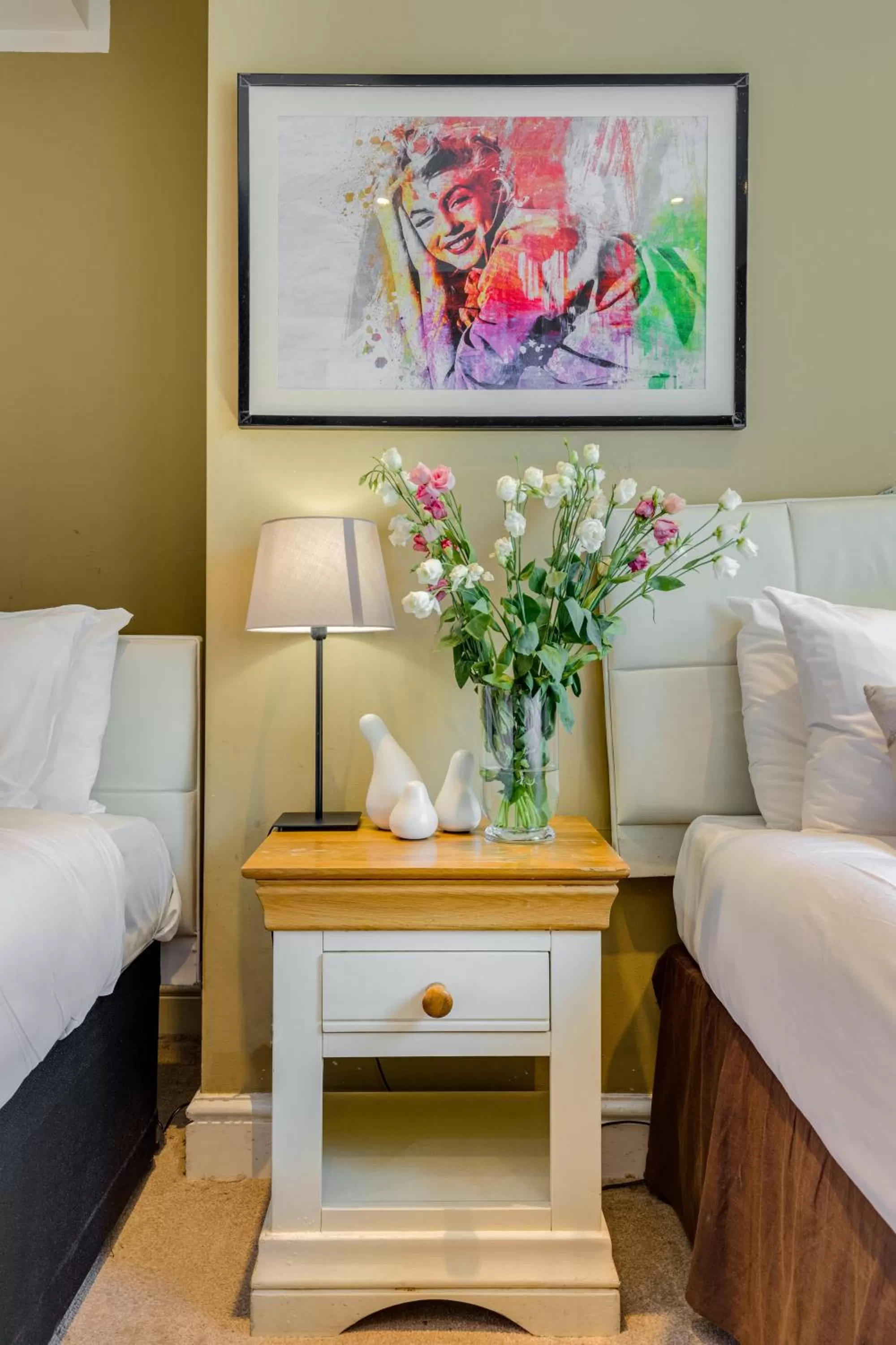 Bed in 1 Lexham Gardens Hotel