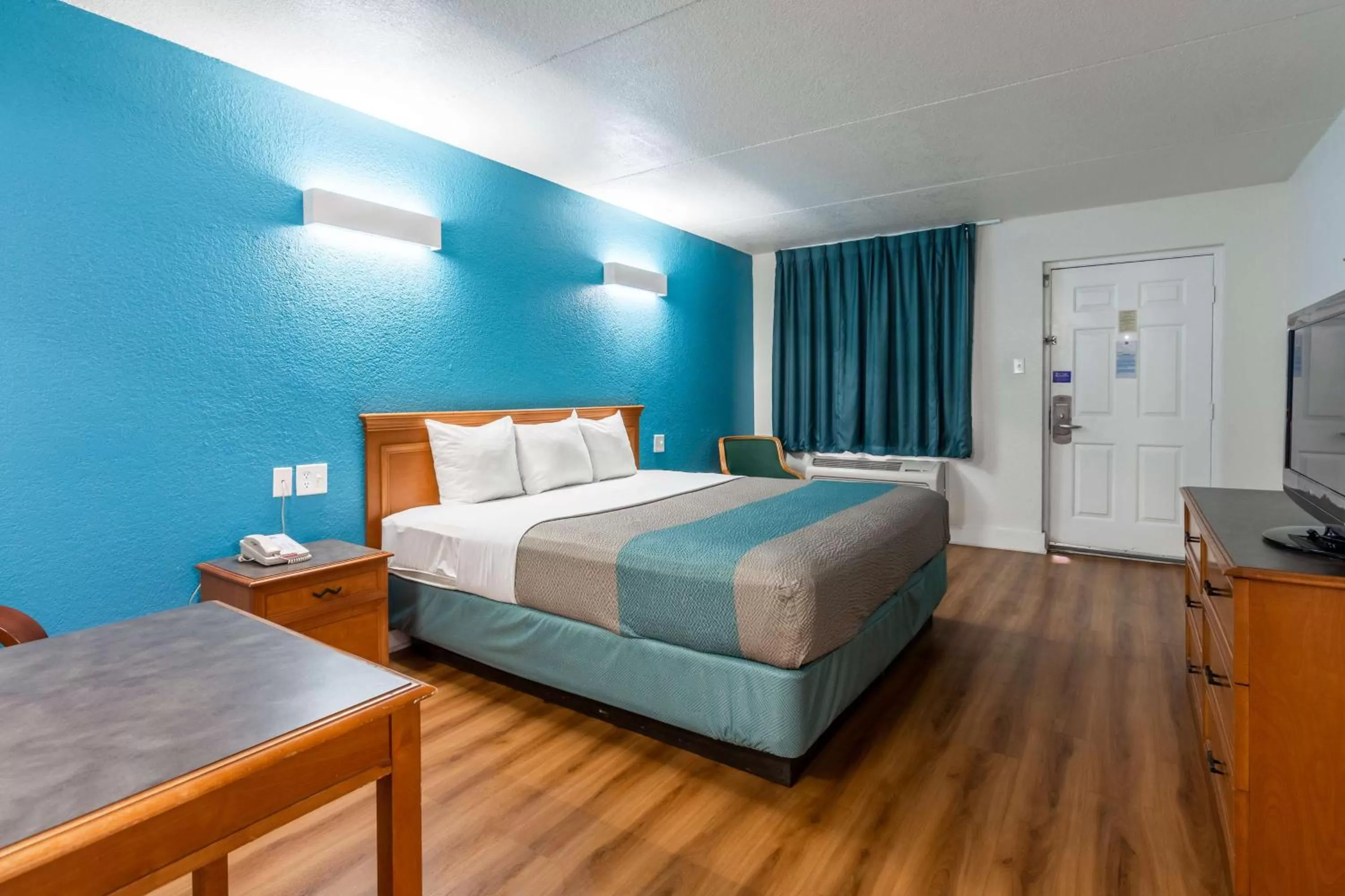 TV and multimedia, Bed in Motel 6-North Little Rock, AR - McCain