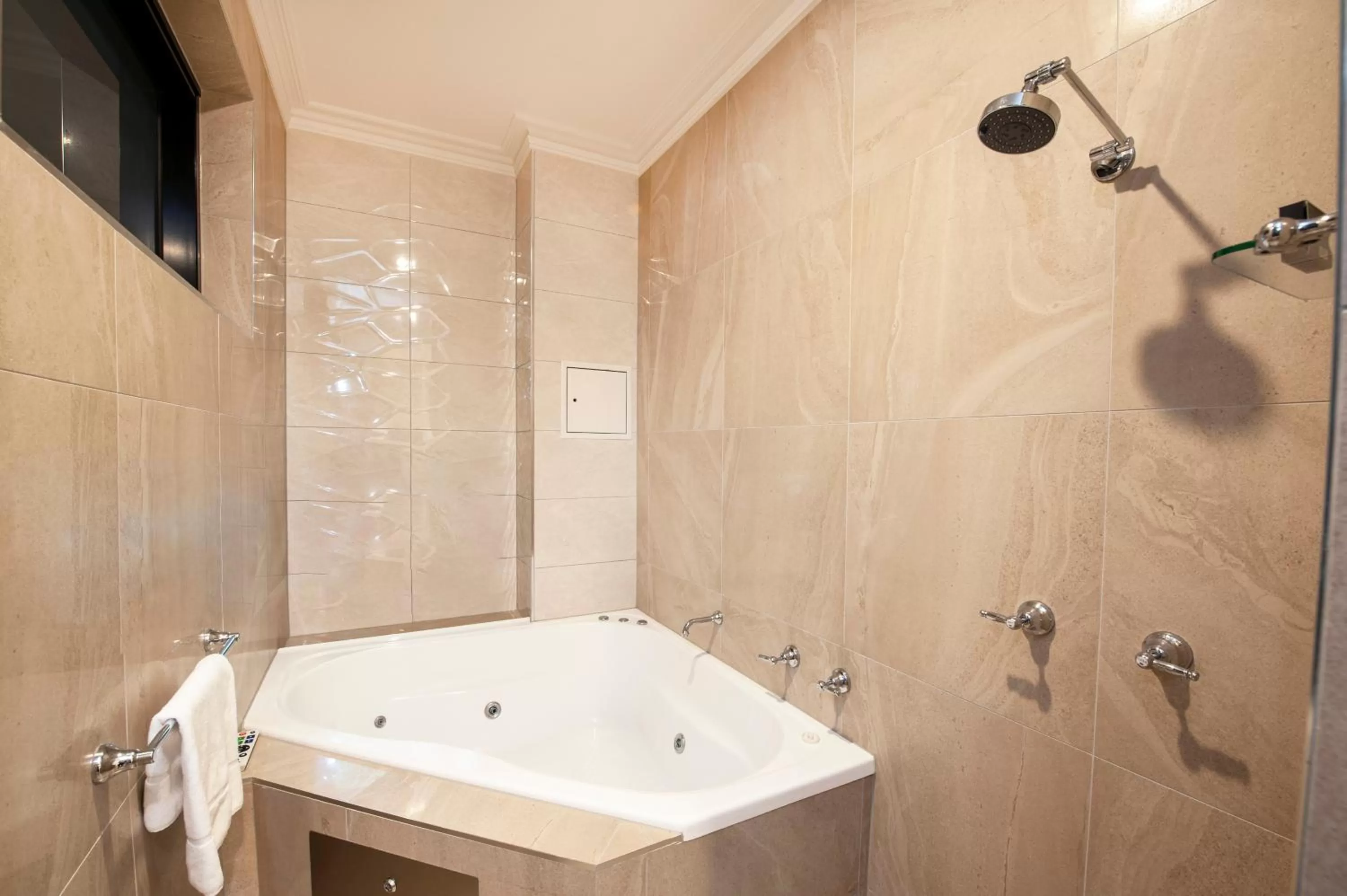 Shower in Burke and Wills Hotel Toowoomba