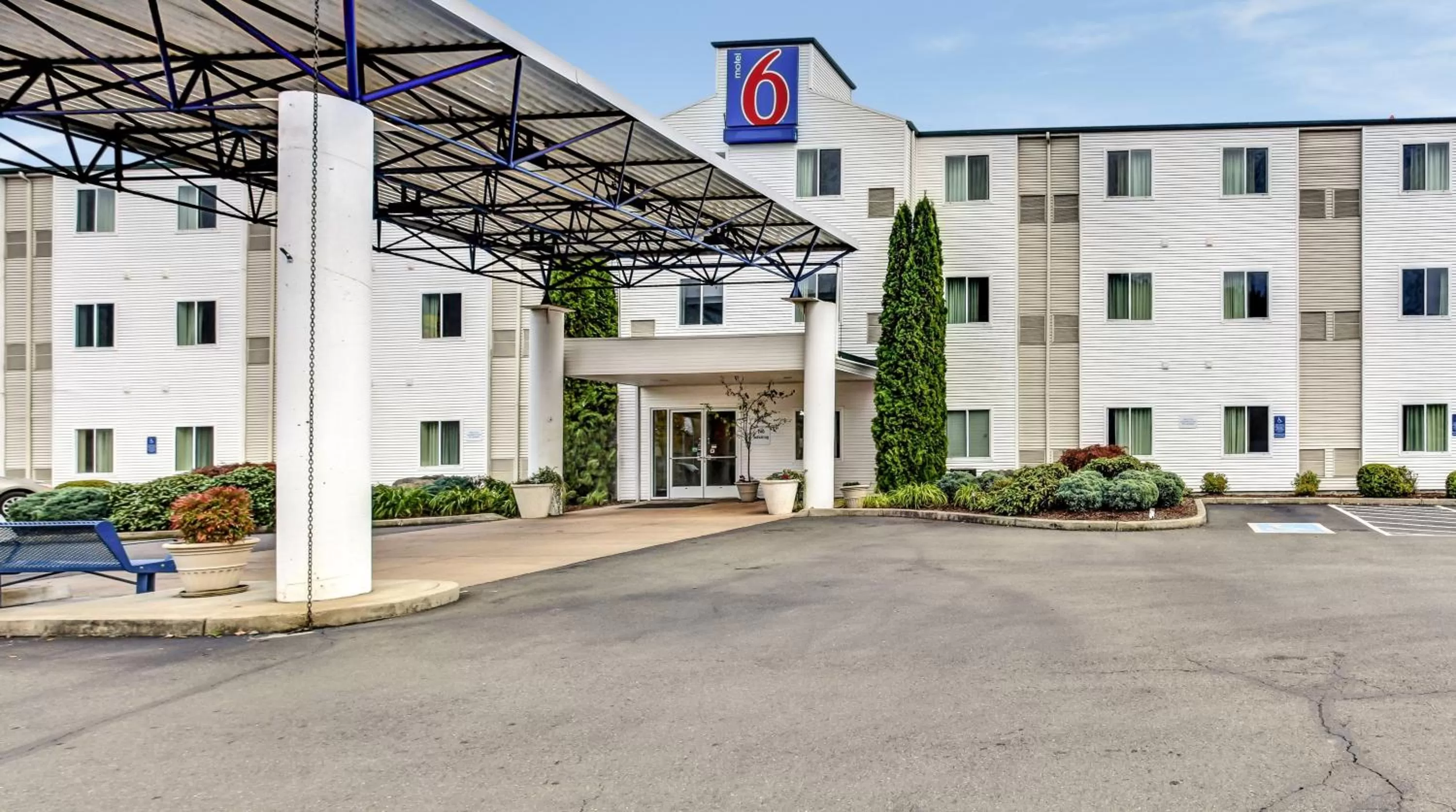 Property building in Motel 6-Roseburg, OR