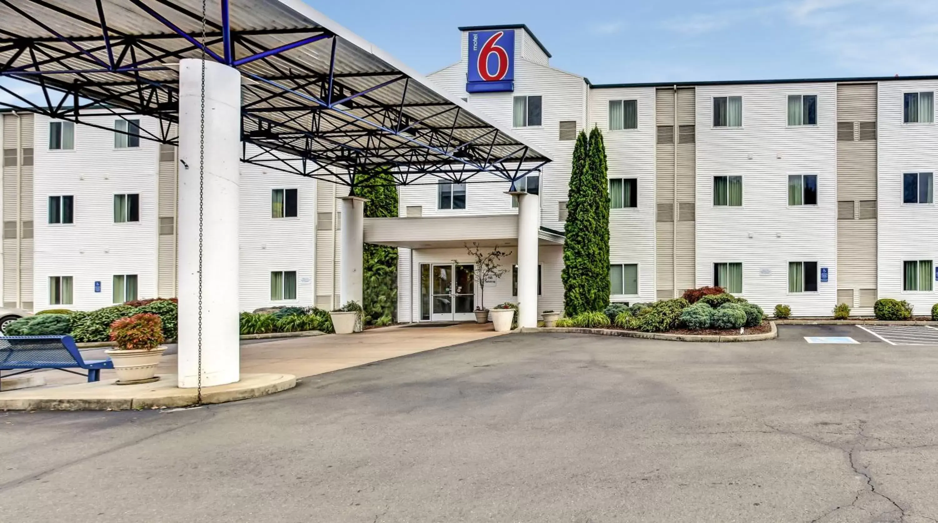Property building in Motel 6-Roseburg, OR Property building in Motel 6-Roseburg, OR