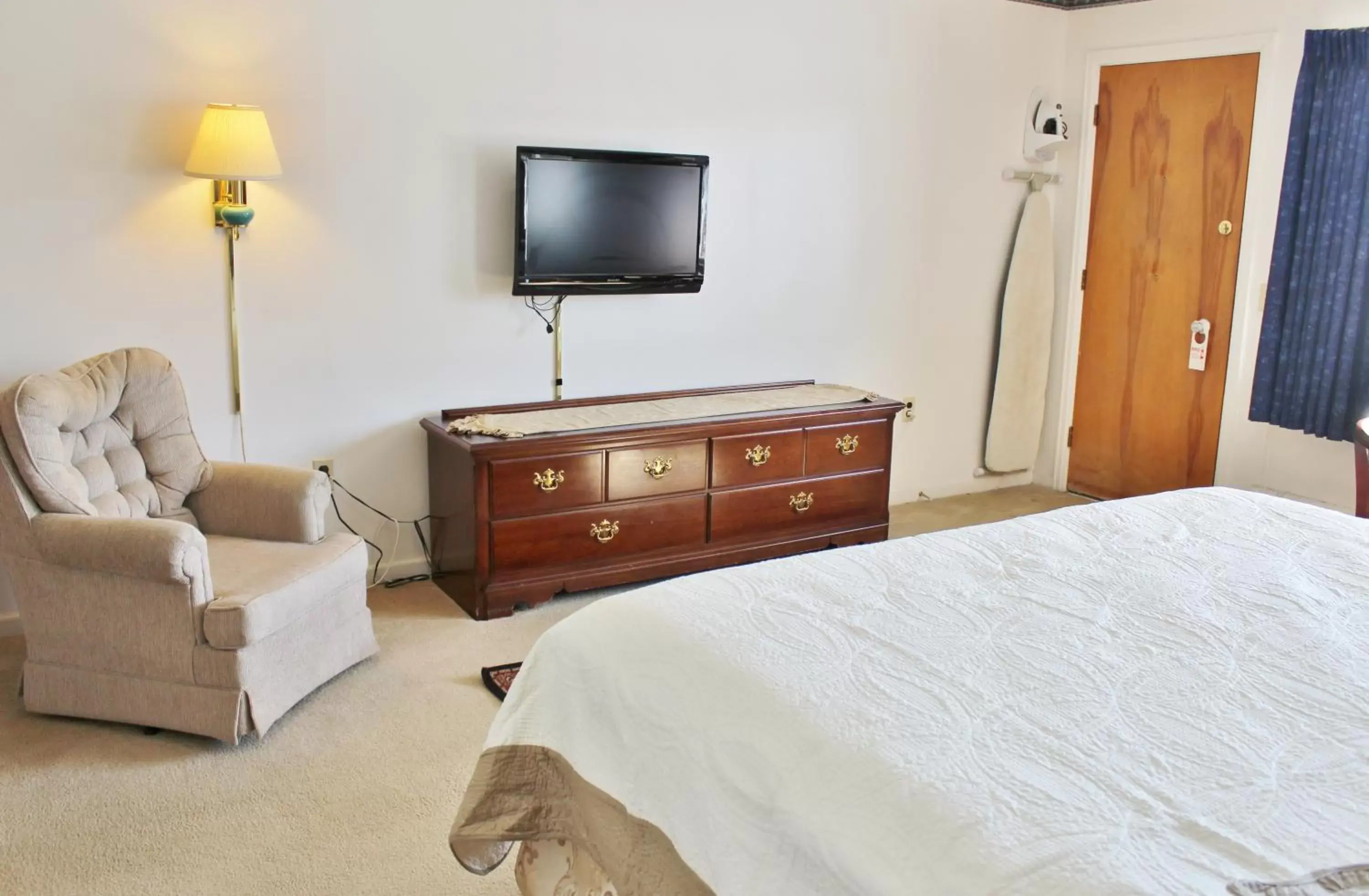 Bedroom, TV/Entertainment Center in Sara Placid Inn & Suites