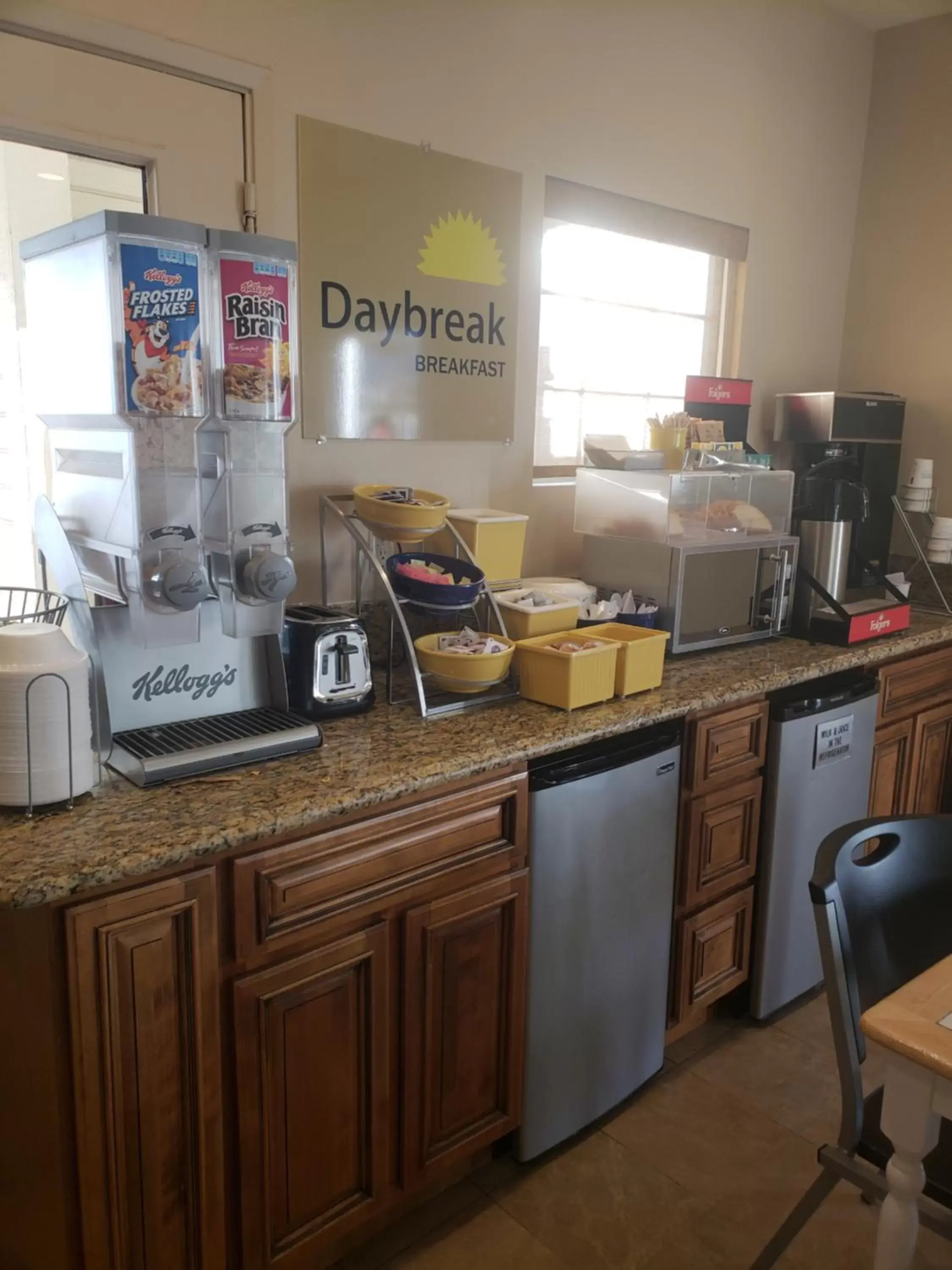 Breakfast, Kitchen/Kitchenette in Days Inn by Wyndham Westley