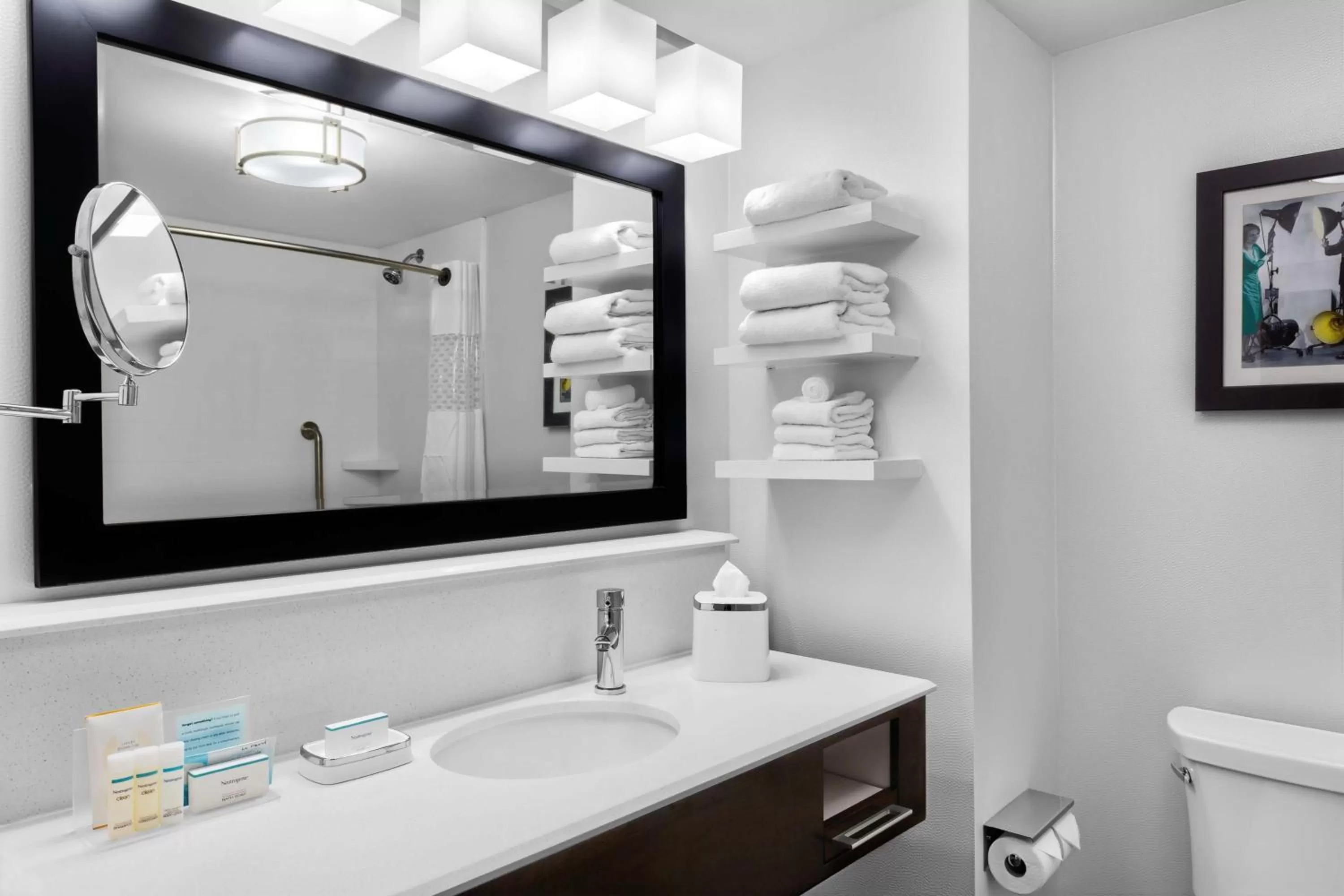 Bathroom in Hampton Inn & Suites Los Angeles/Hollywood, CA