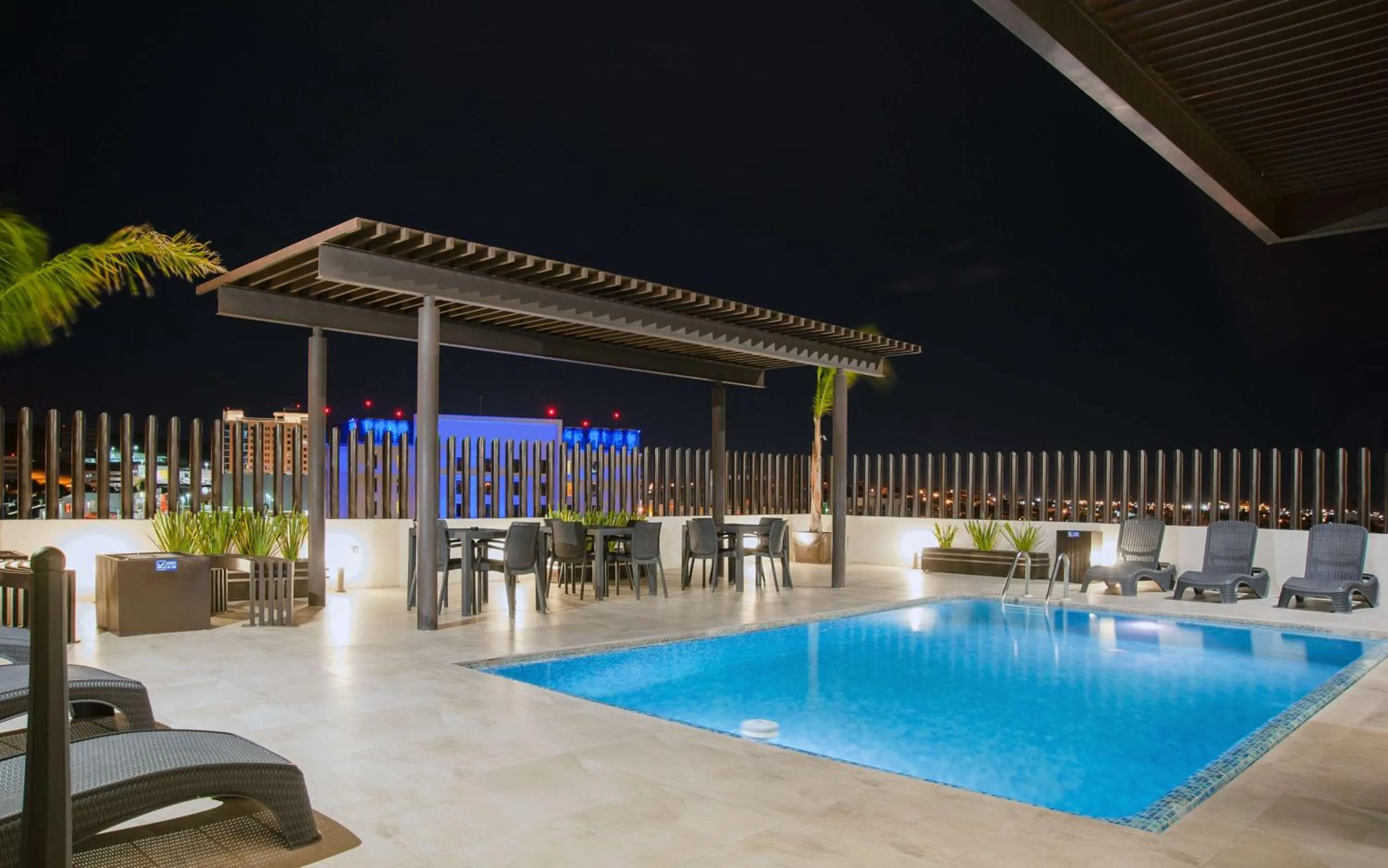 Pool view in Best Western Plus Chihuahua Juventud