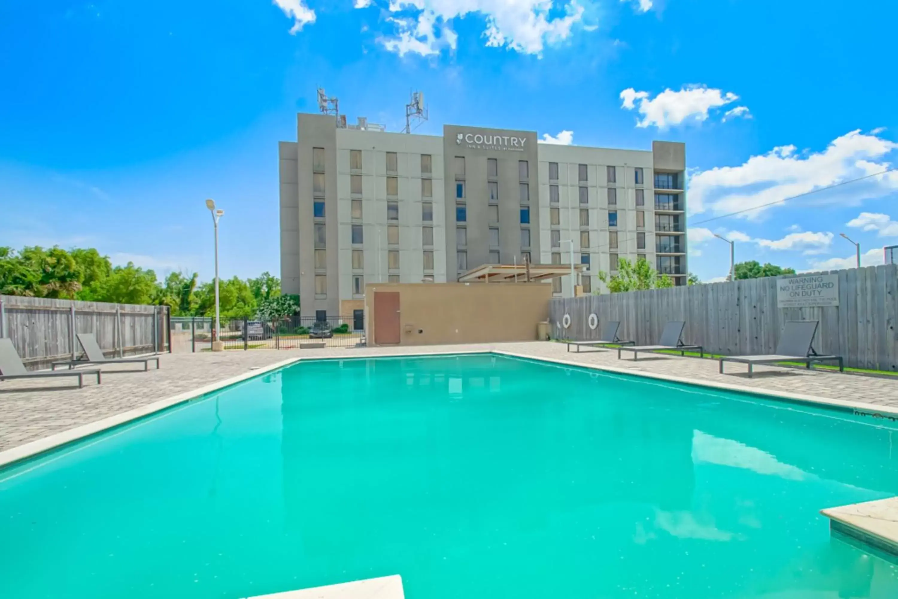 Swimming Pool in Country Inn & Suites by Radisson, New Orleans I-10 East, LA