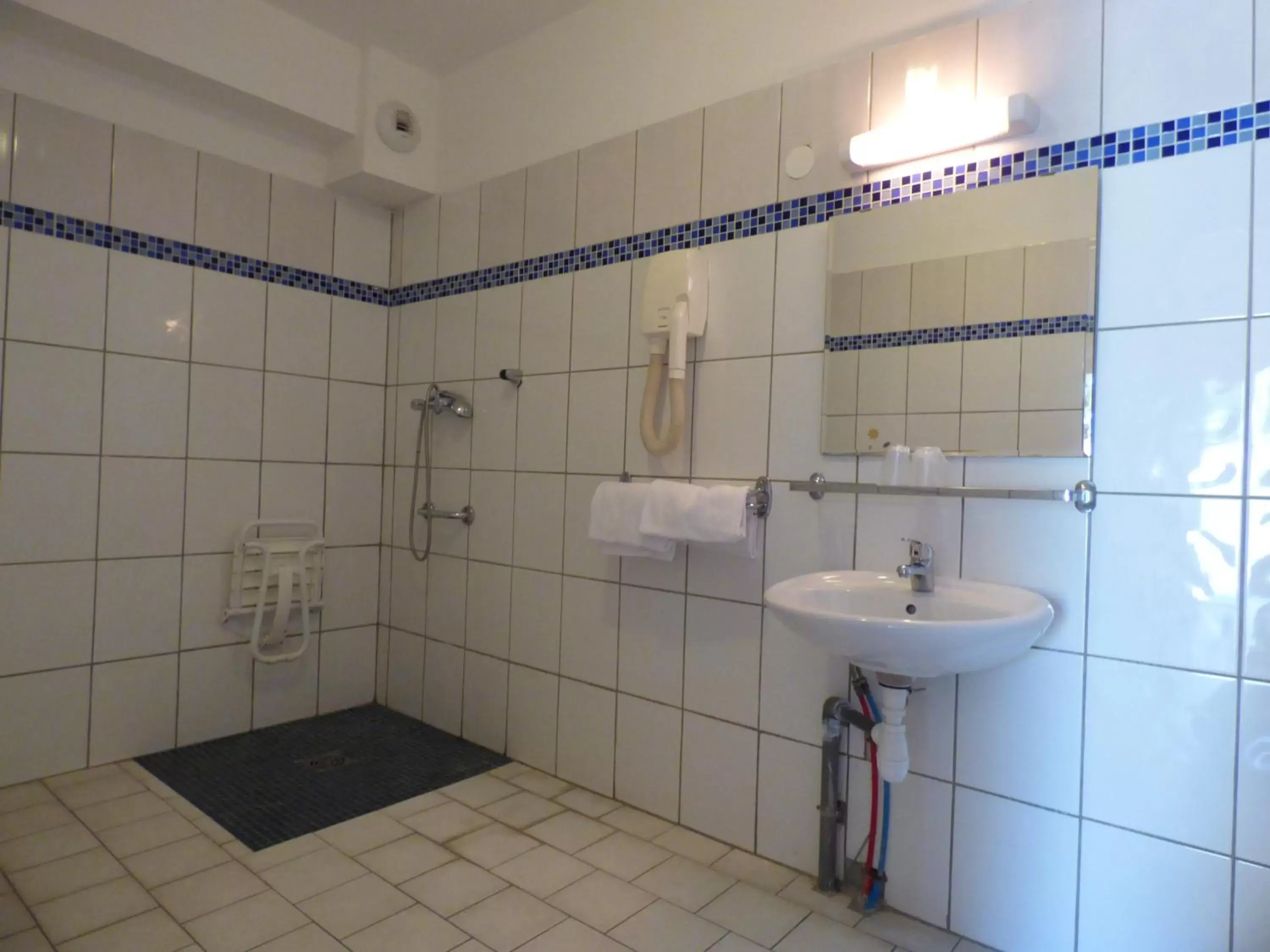 Shower, Bathroom in Appart'Hotel Festival Sud Aqua - Avignon TGV