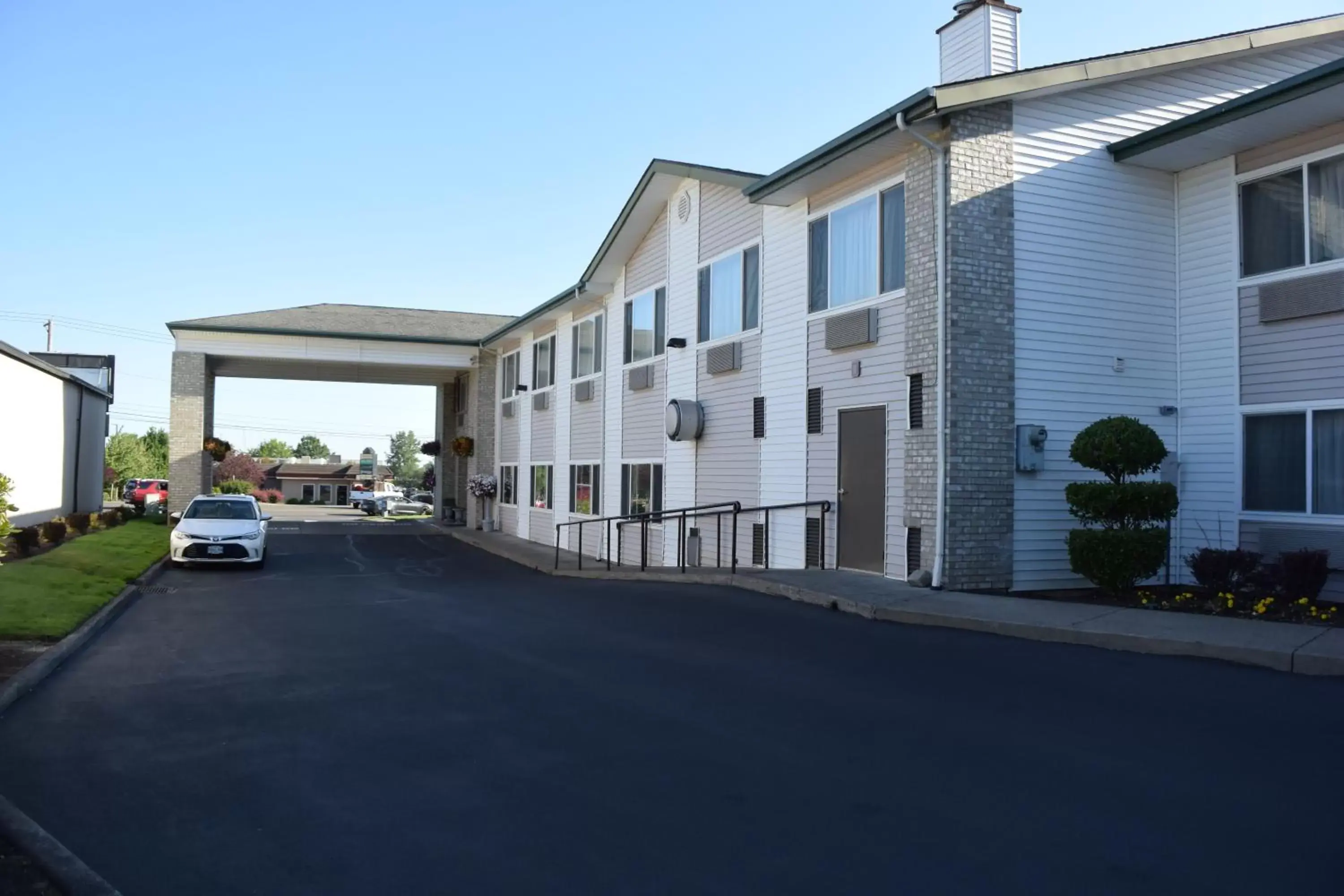 Property Building in Best Western Newberg Inn