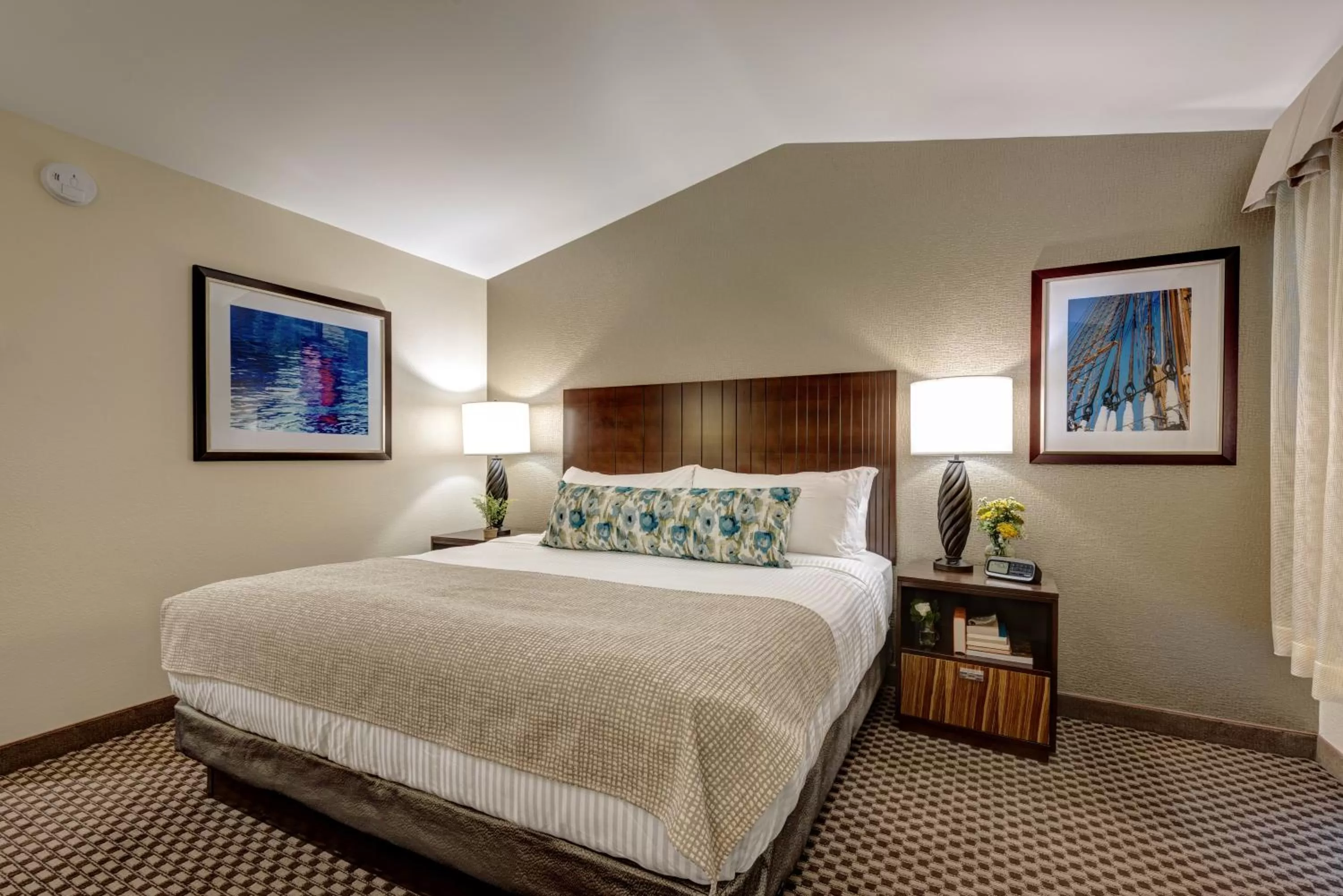 Bedroom, Bed in Garrison Hotel & Suites Dover-Portsmouth, an Ascend Collection Hotel