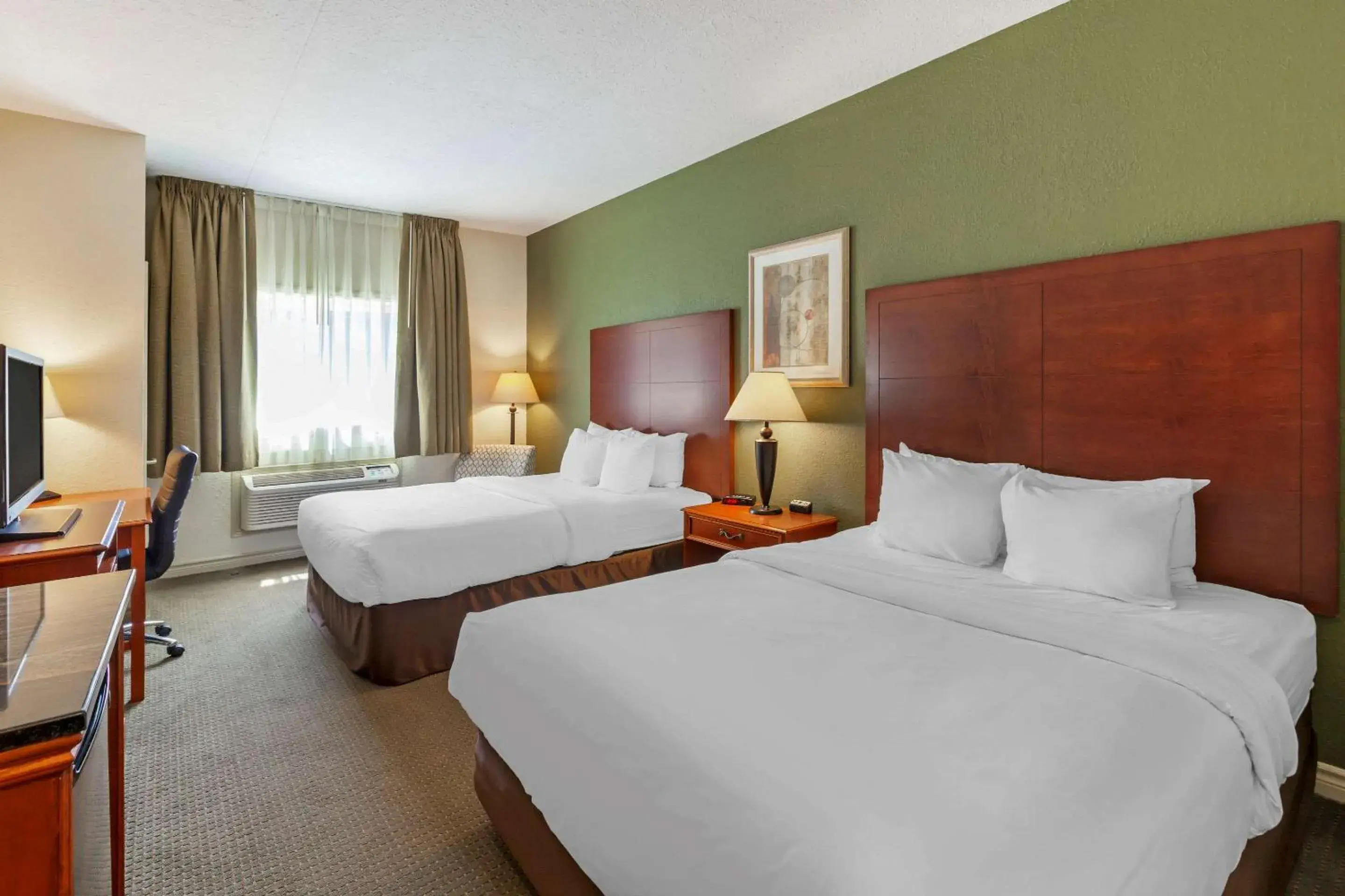 Photo of the whole room, Bed in Comfort Inn & Suites Thousand Islands Harbour District