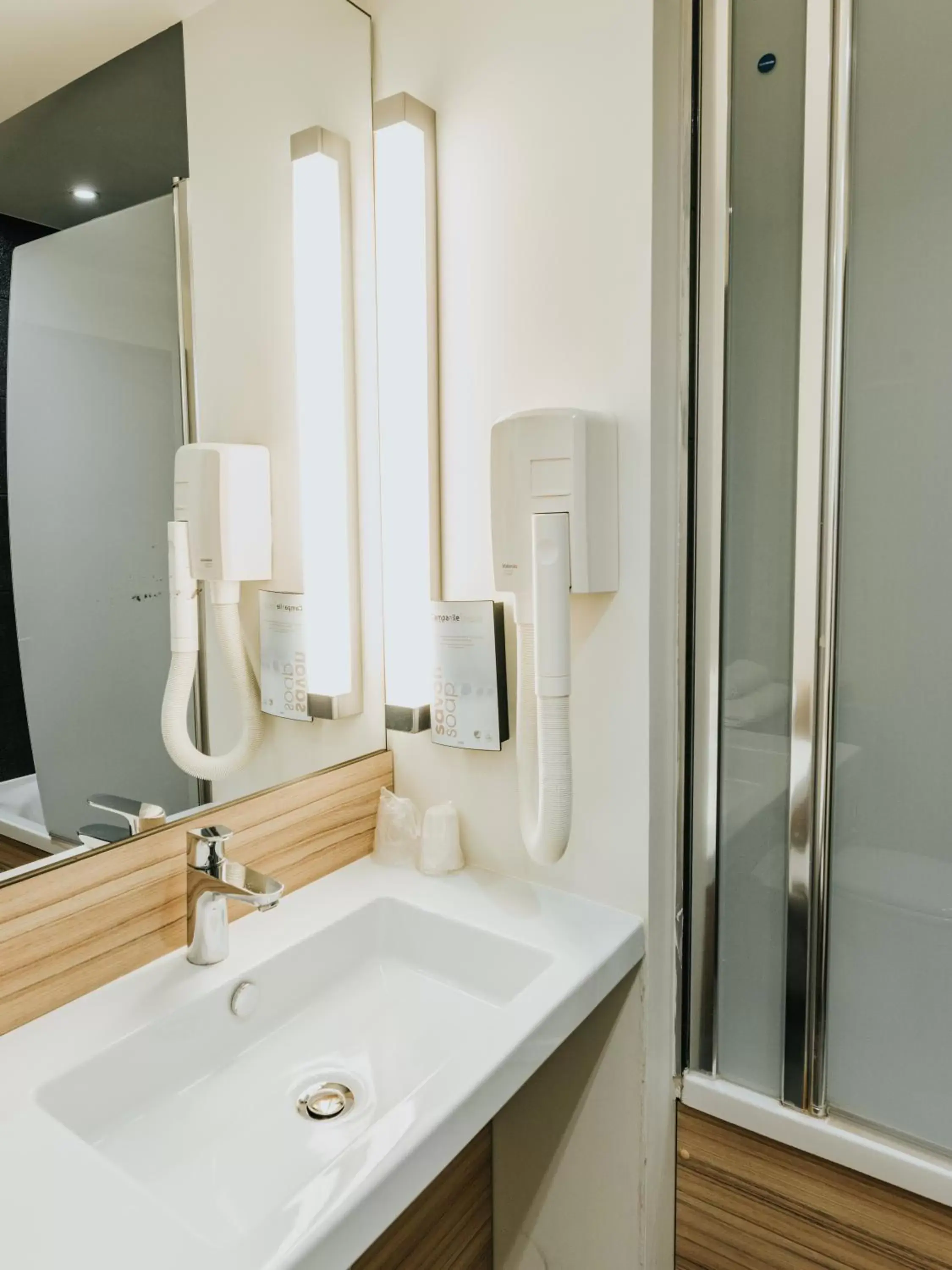 Bathroom in Ibis Rouen Centre Rive Gauche Mermoz