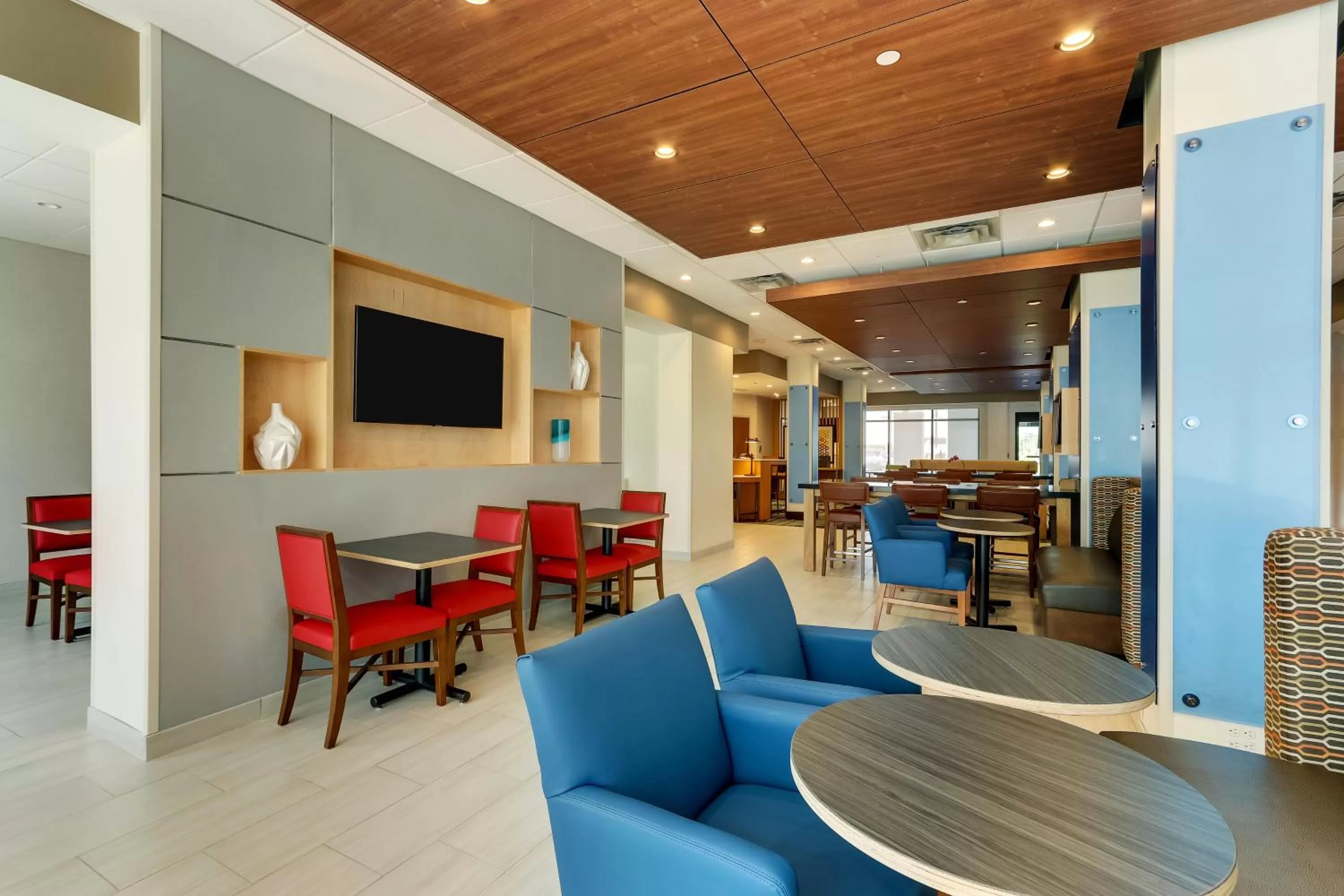 Dining area in Holiday Inn Express - Wilmington - Porters Neck by IHG