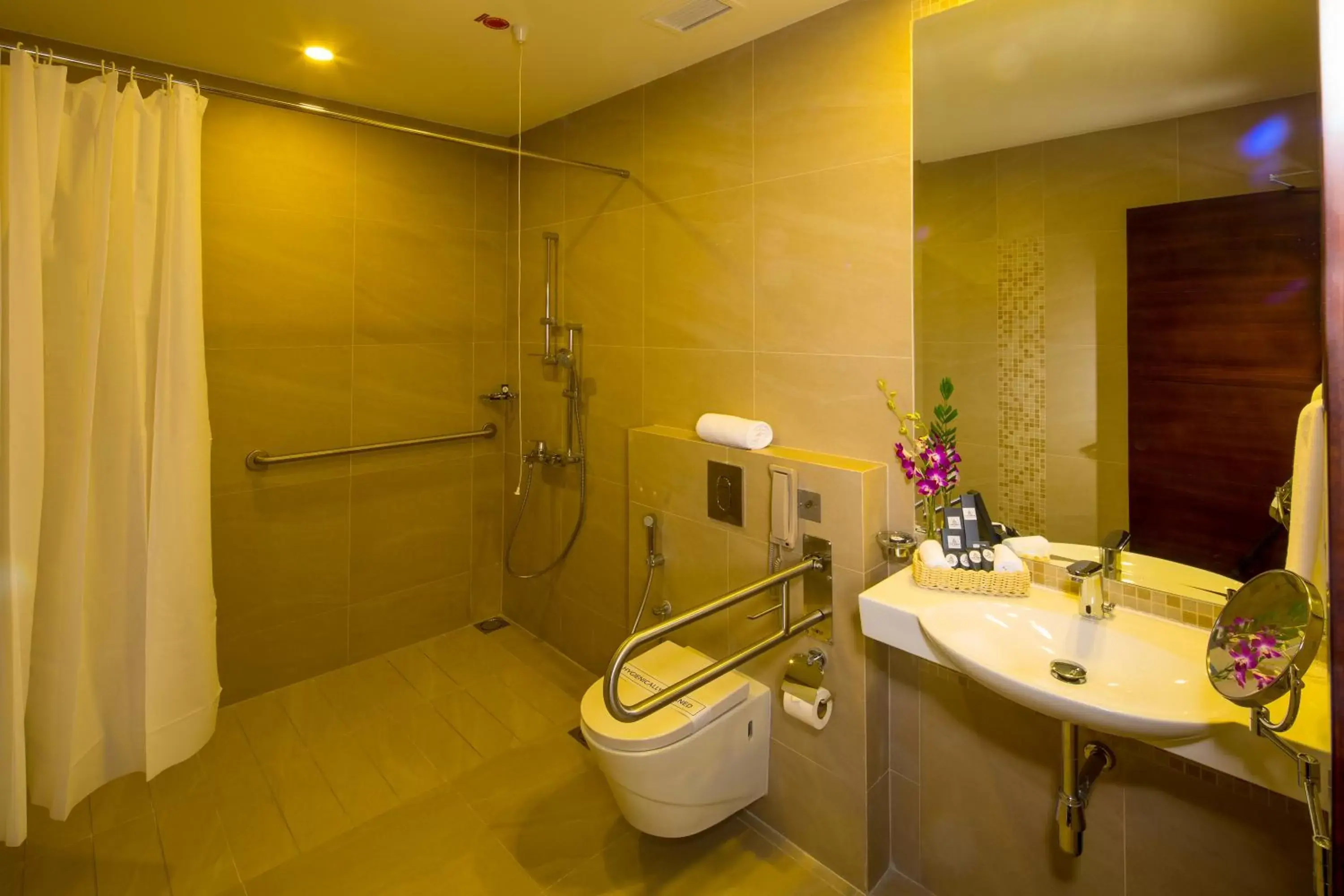 Shower, Bathroom in Arch Hotel