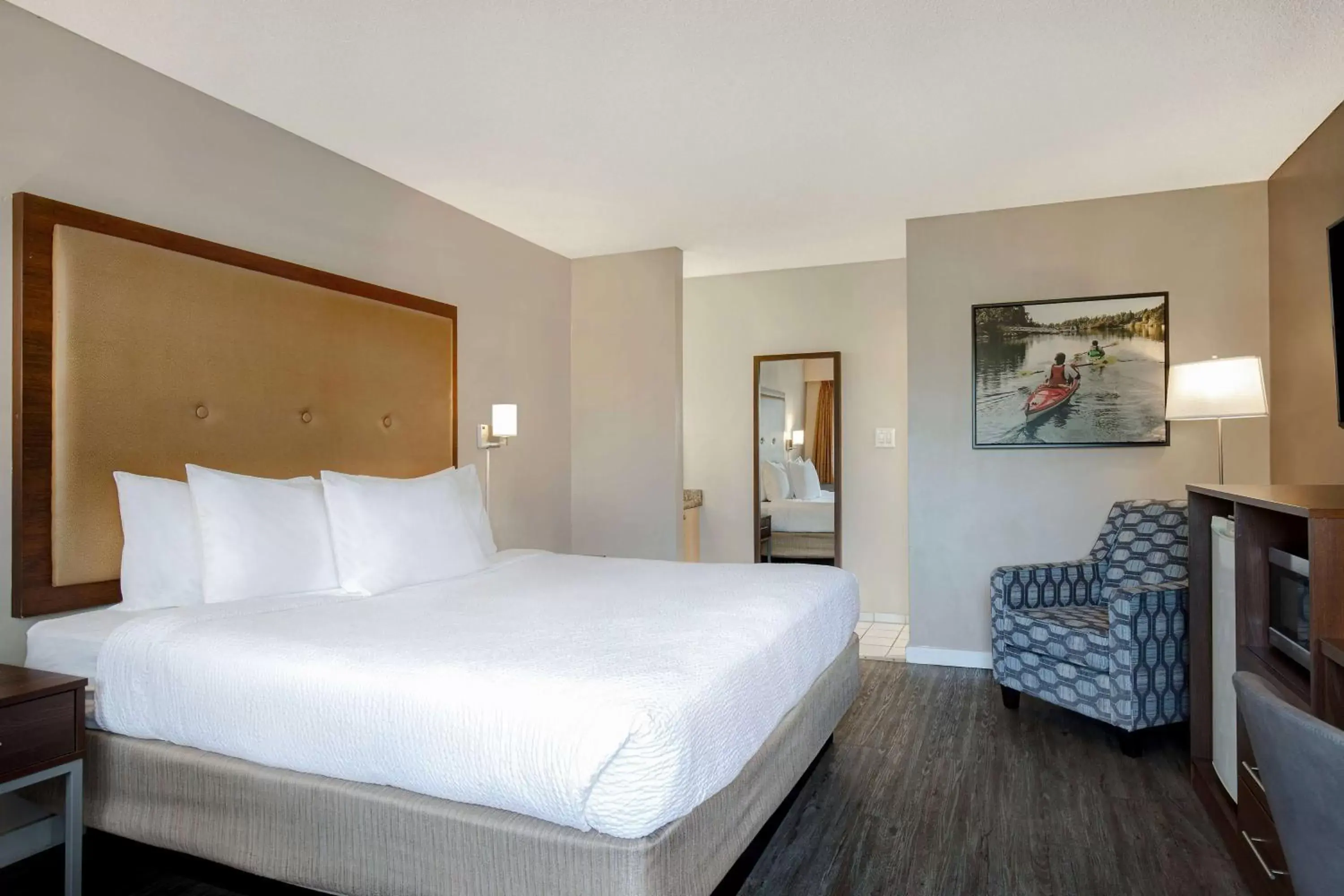 Photo of the whole room, Bed in Days Inn by Wyndham Victoria Uptown