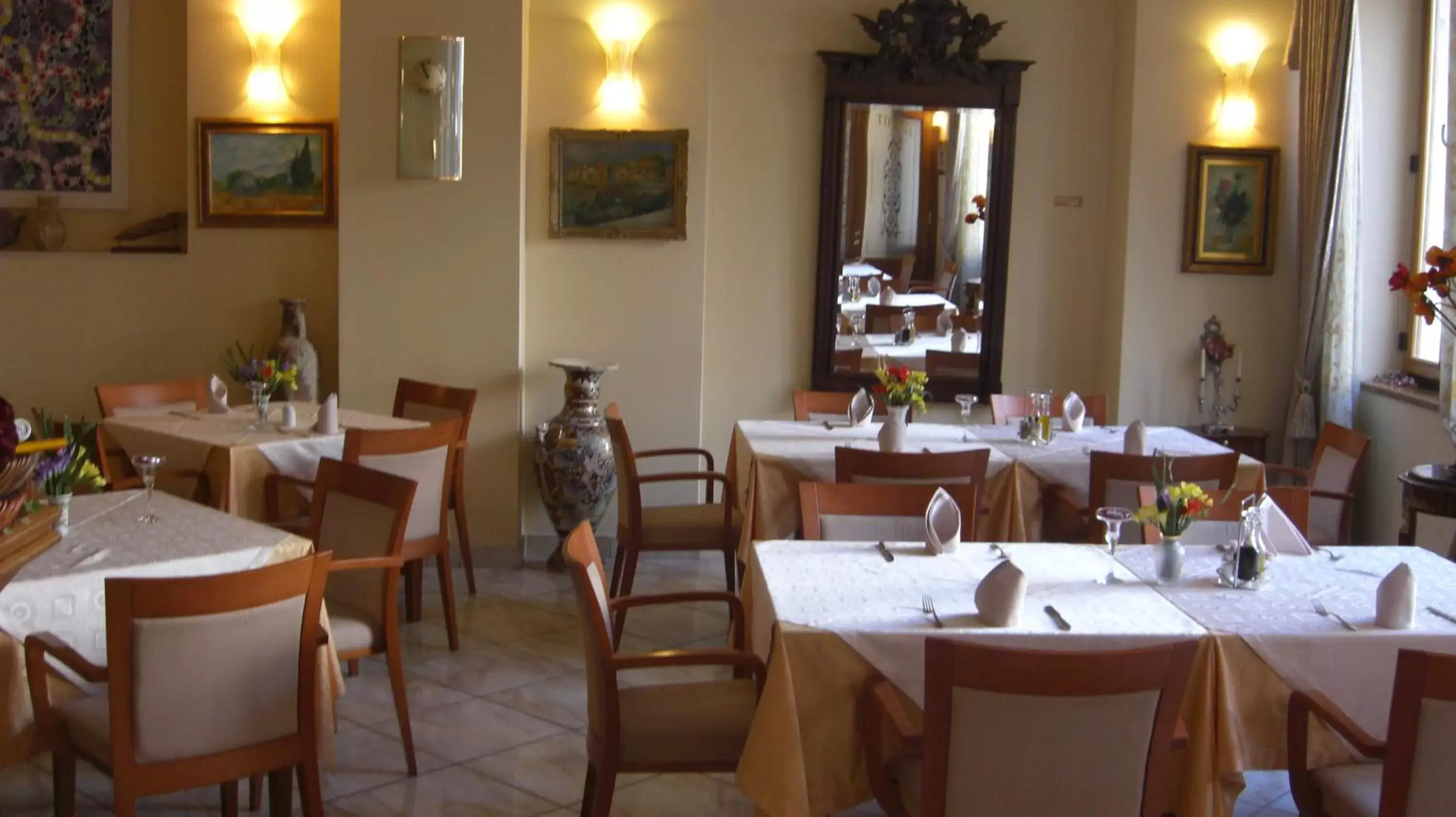 Restaurant/Places to Eat in Hotel Peristil