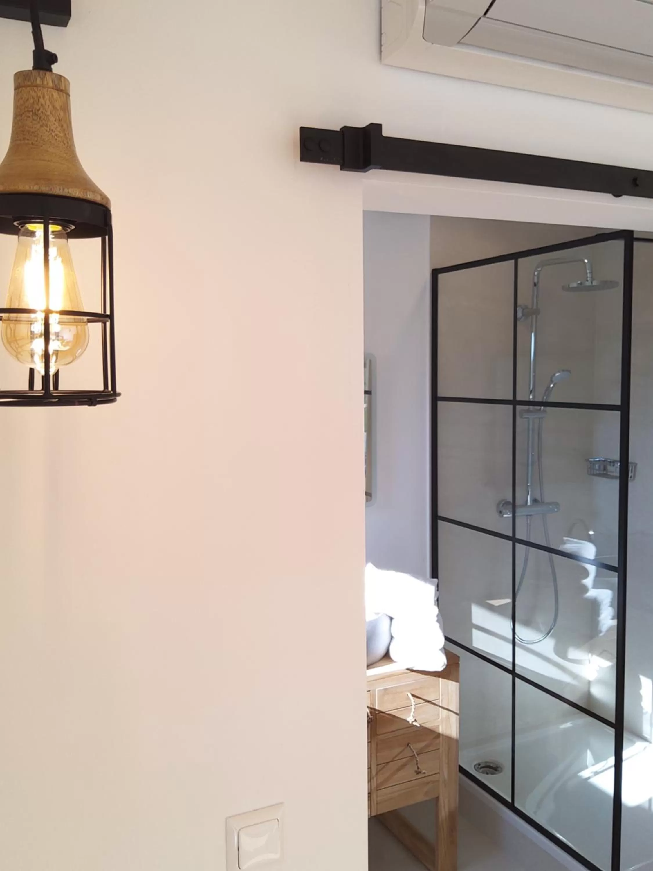 Bed, Bathroom in Zimmerei - Landgasthaus Karlo